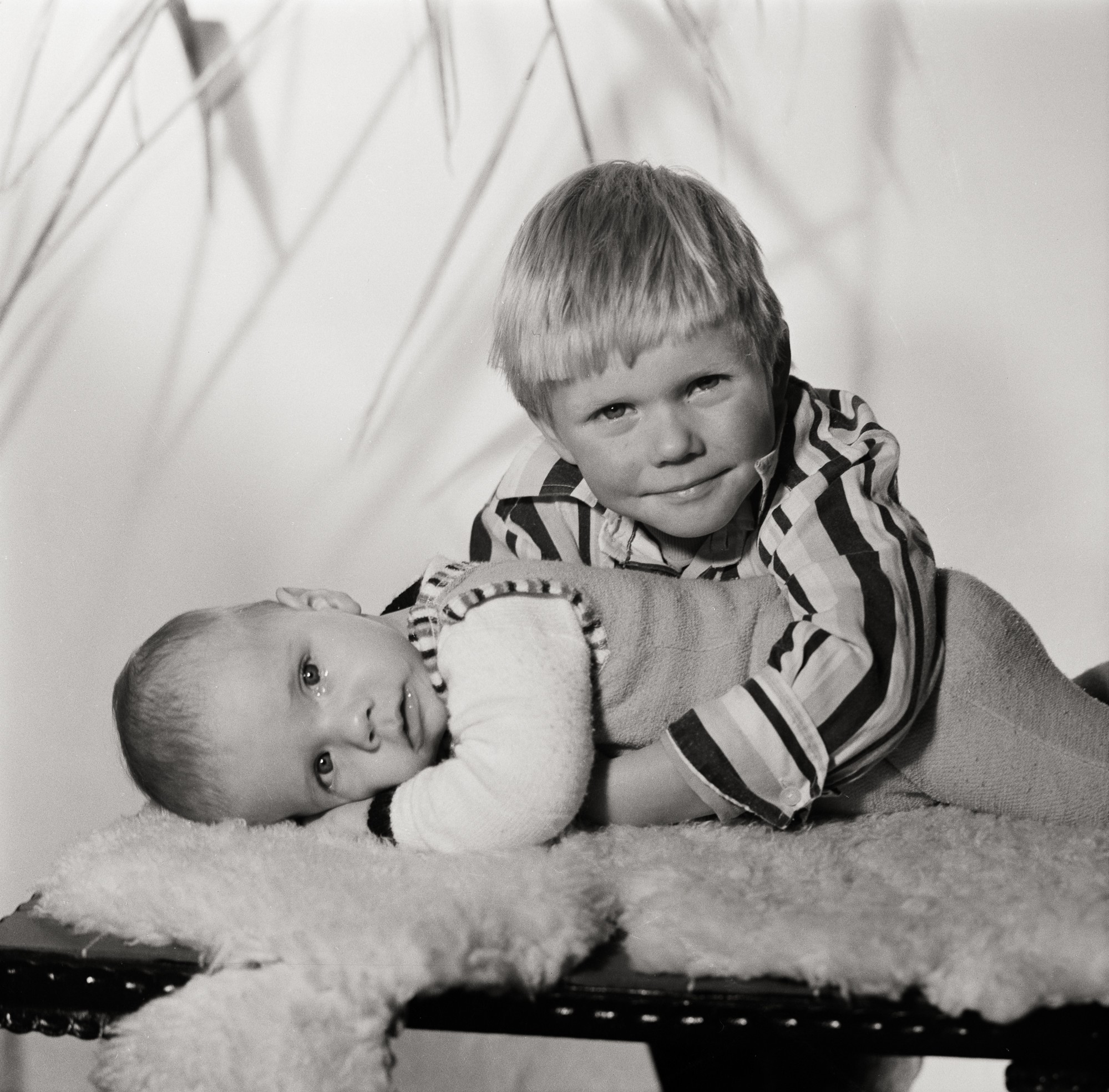 Fotografie von zwei Jungen im Atelier (Müllroser Heimatmuseum im Haus des Gastes CC BY-NC-SA)