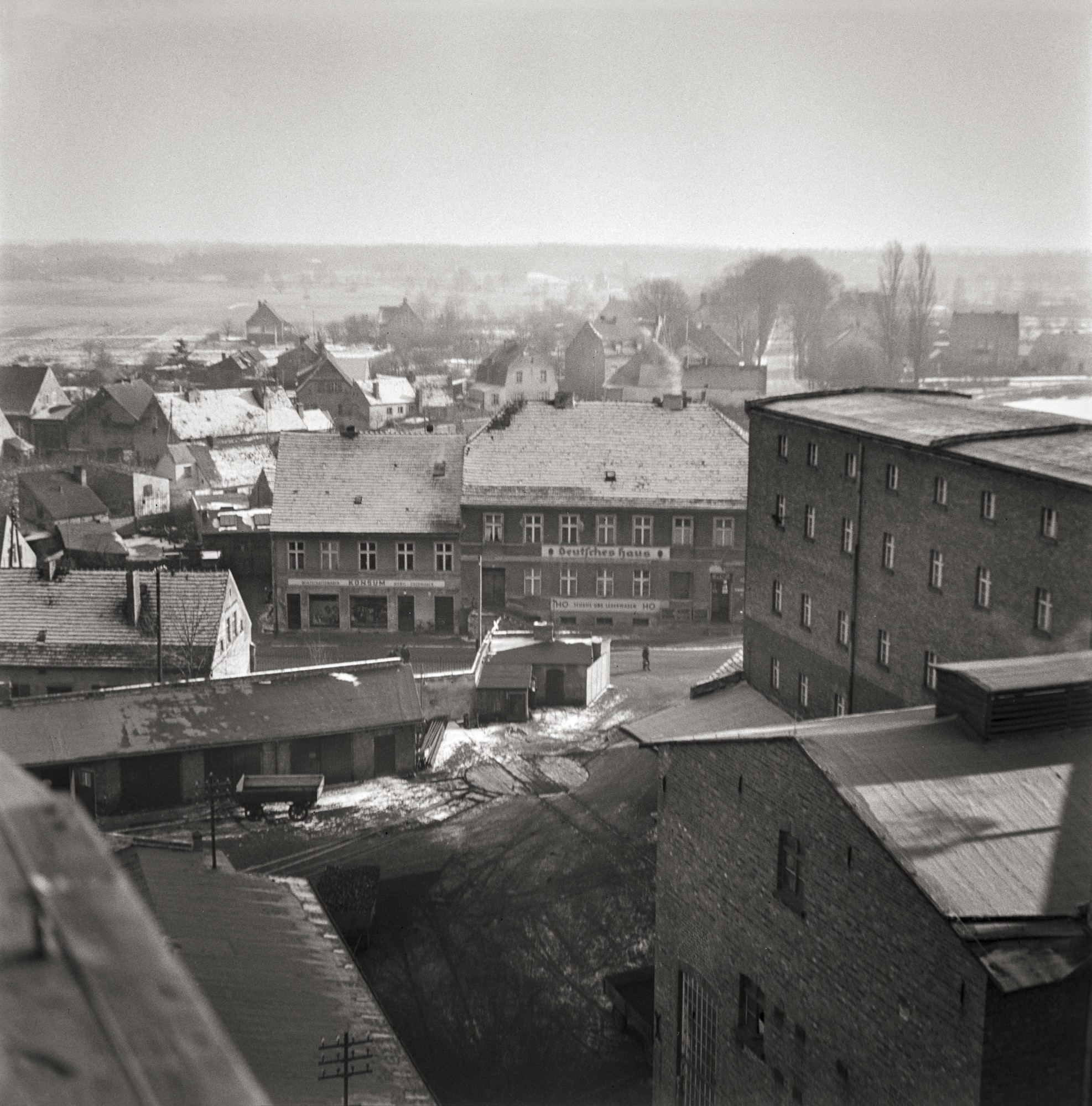 Fotografie zur Frankfurter Straße vom Dach der Mühle. (Müllroser Heimatmuseum im Haus des Gastes CC BY-NC-SA)