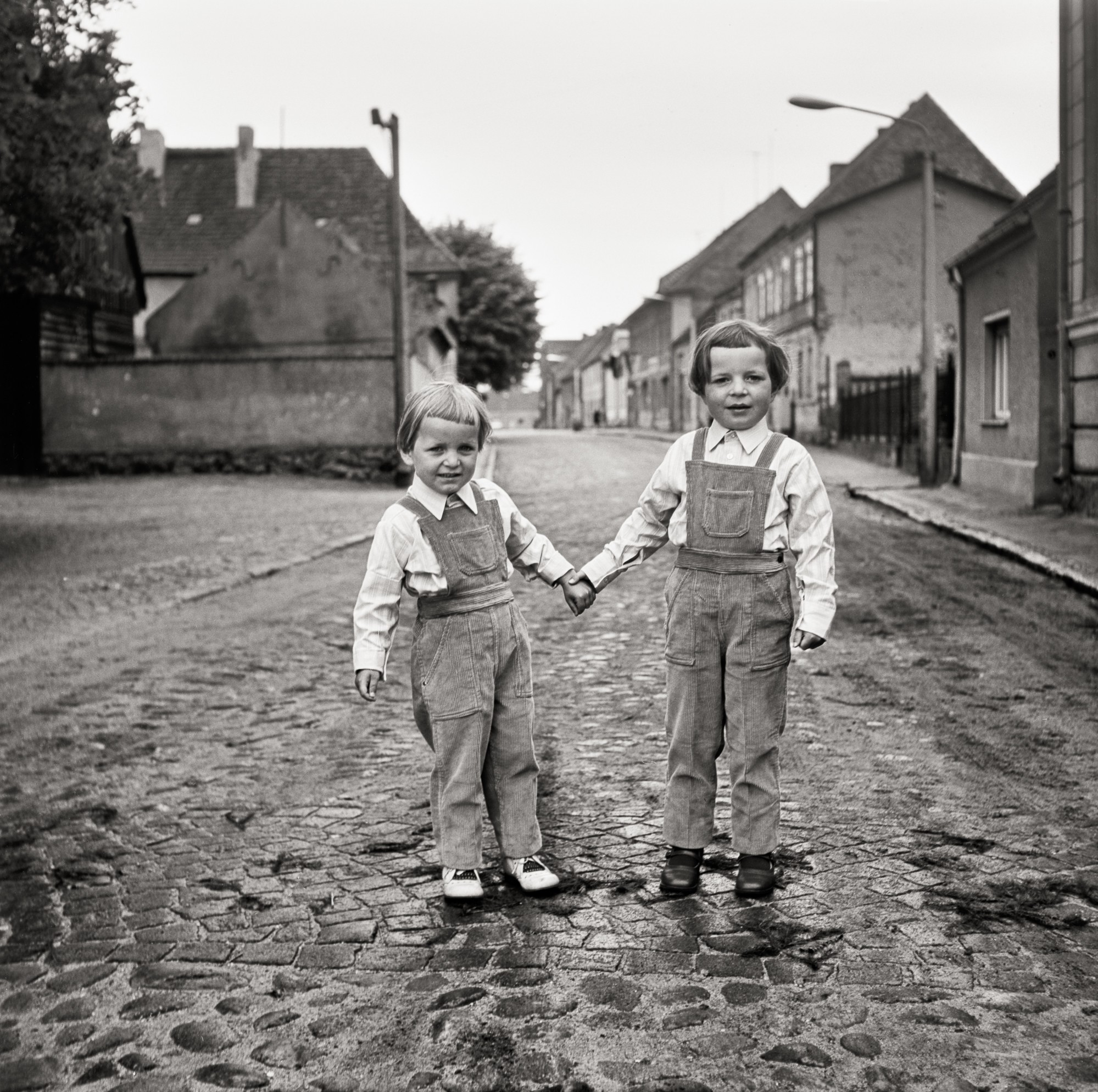 Fotografie zweier Jungen auf der Straße (Müllroser Heimatmuseum im Haus des Gastes CC BY-NC-SA)