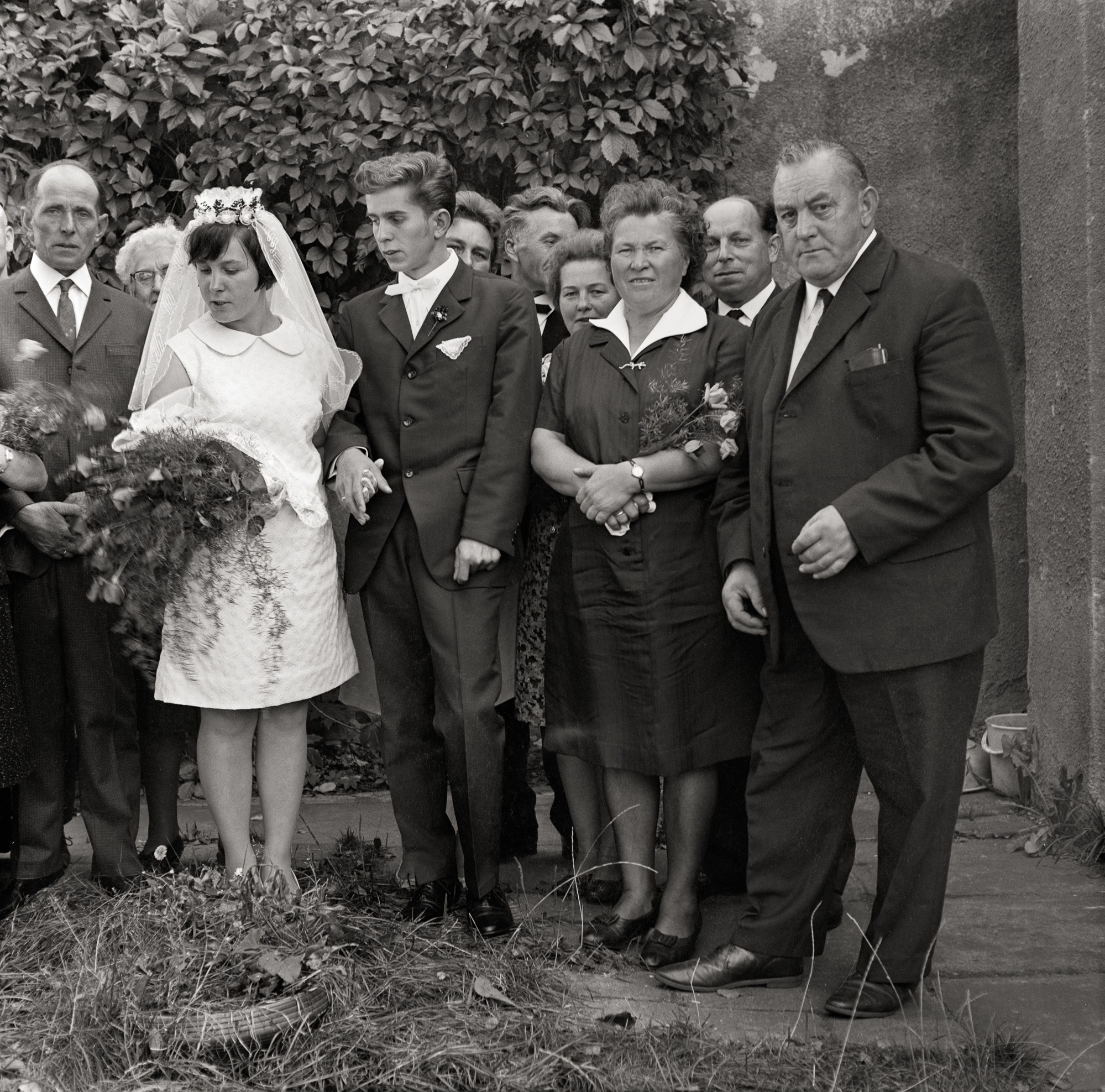 Fotografien einer Hochzeitsgesellschaft "Am Weinlaub" (Müllroser Heimatmuseum im Haus des Gastes CC BY-NC-SA)
