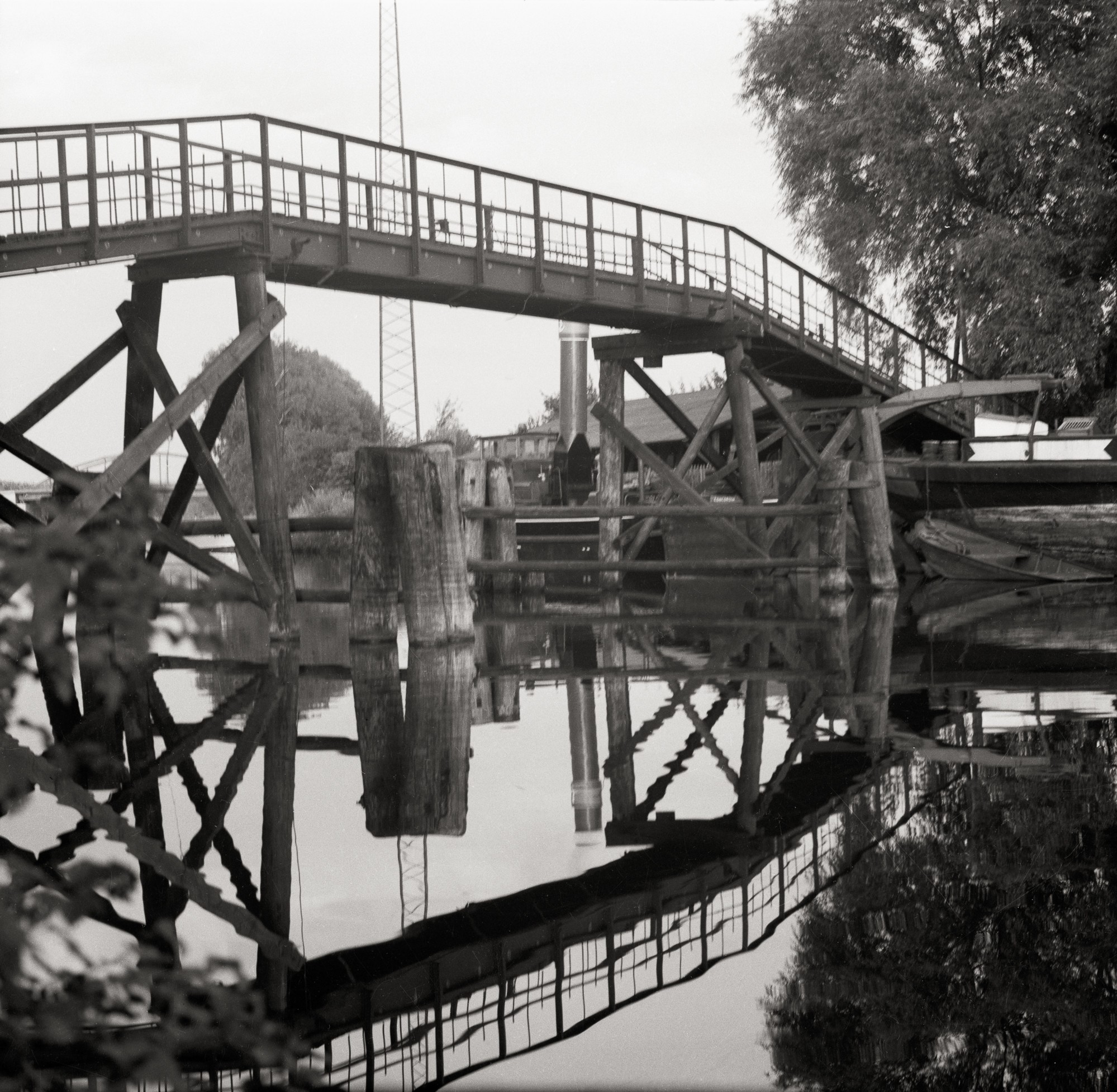 Fußgängerbrücke über den Zufluss am Kleinen Müllroser See (Müllroser Heimatmuseum im Haus des Gastes CC BY-NC-SA)