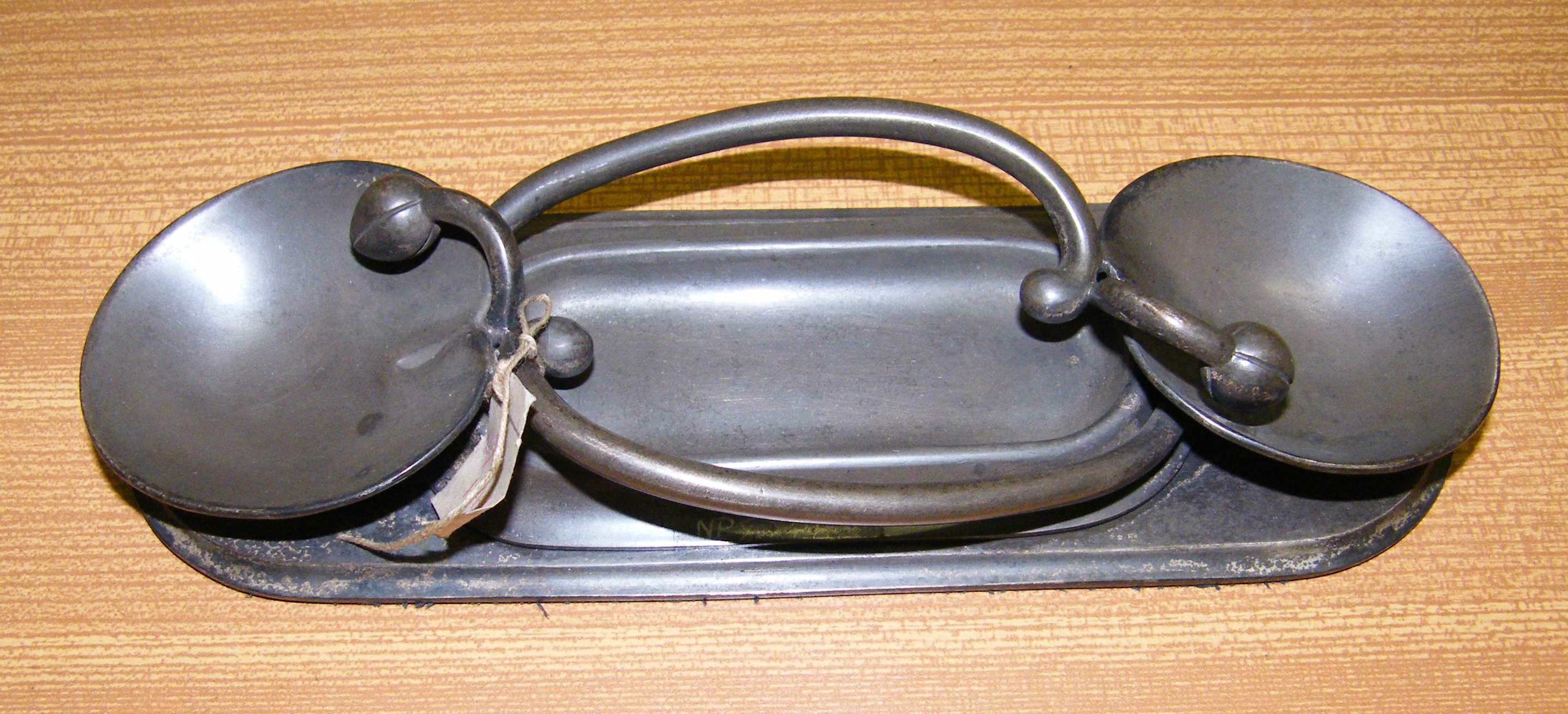 Schreibgeräte-Behältnis aus der Schreibgarnitur "Seerosen", X 198. (Stiftung Preußische Schlösser und Gärten Berlin-Brandenburg CC BY-NC-SA)