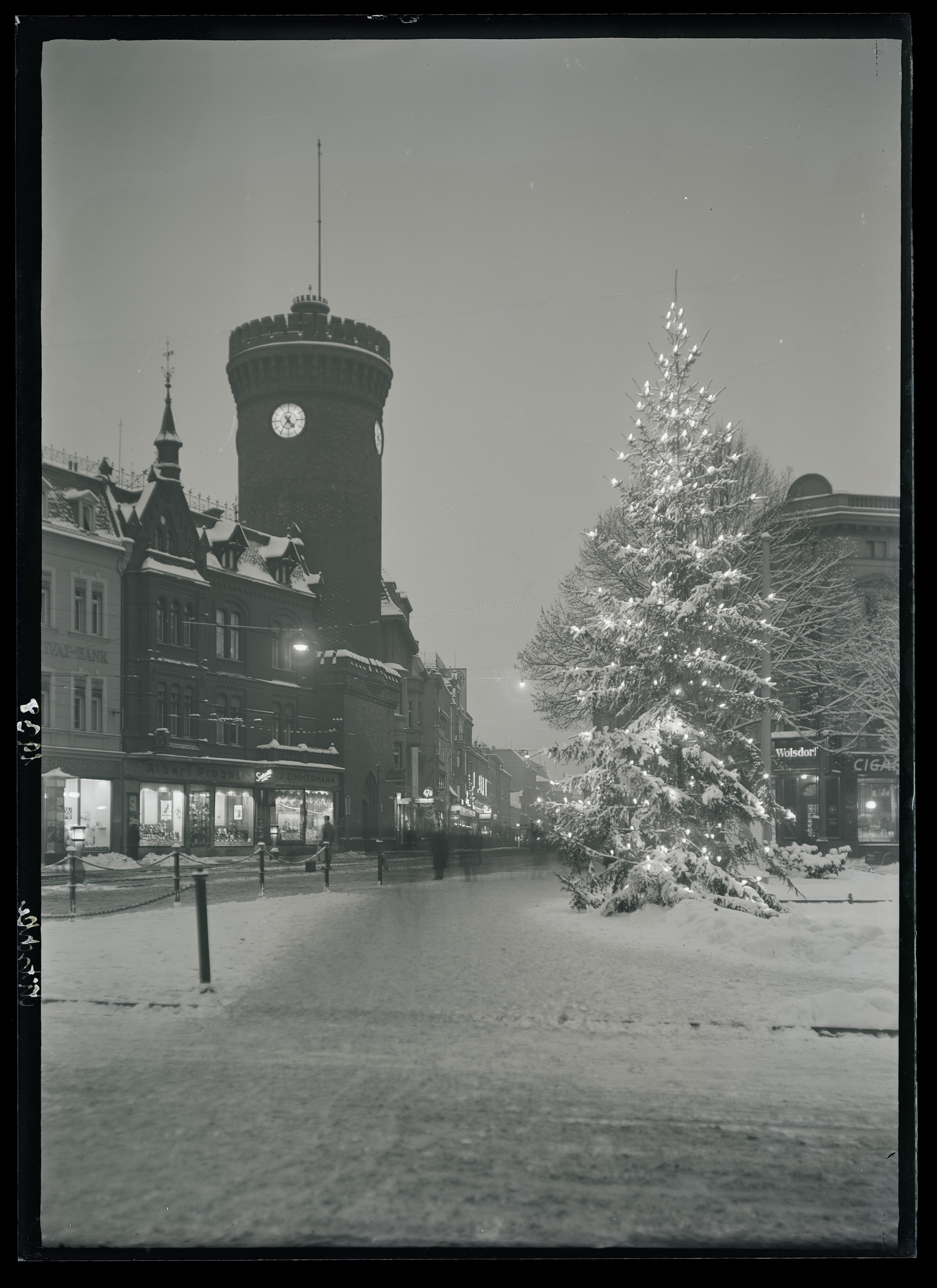 Spremberger Turm und Spremberger Straße, die "Einkaufsmeile" der Stadt Cottbus, im Winter 1938 (Stadtmuseum Cottbus CC BY-NC-SA)