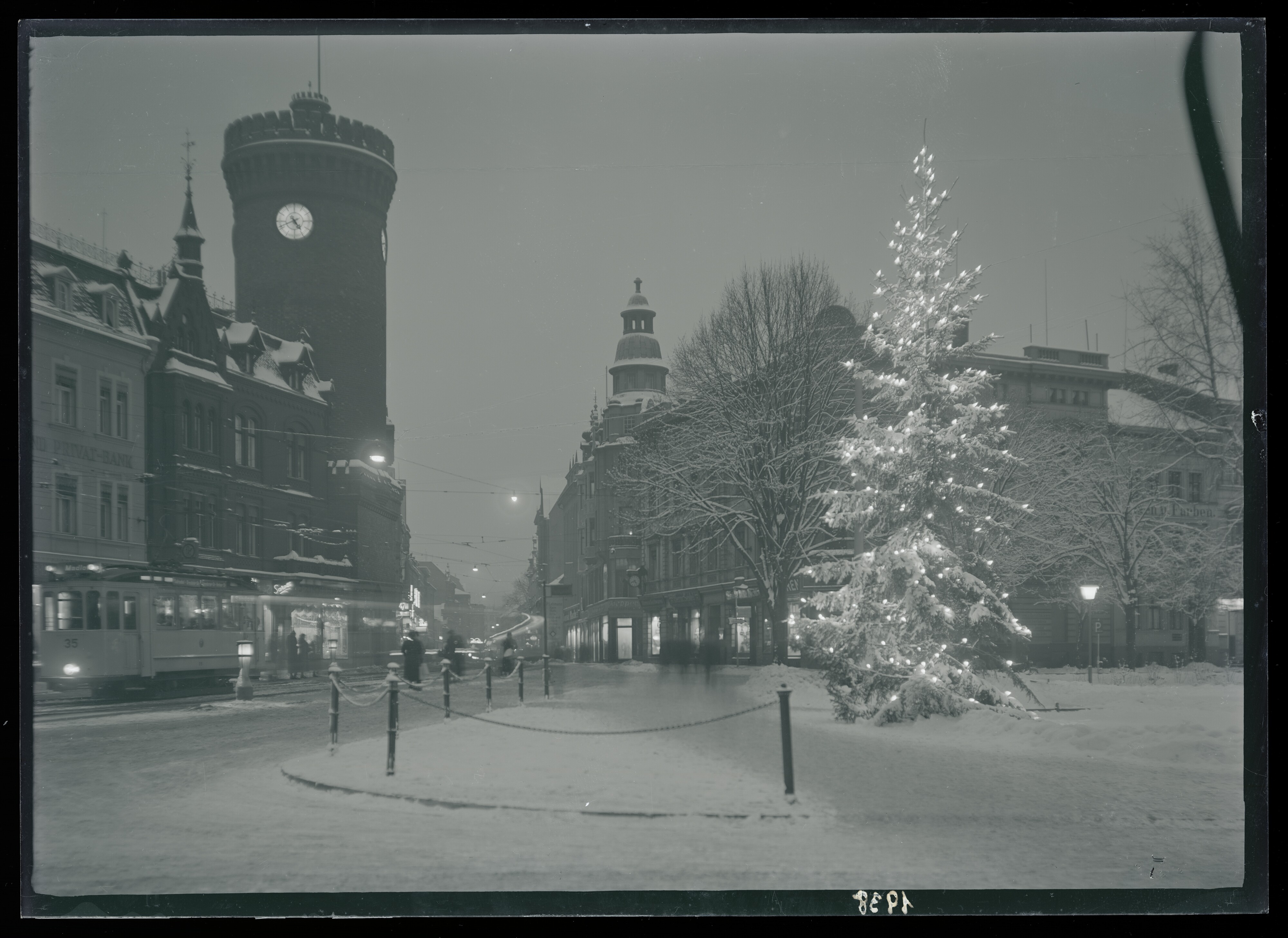 Spremberger Turm und Spremberger Straße, die "Einkaufsmeile" der Stadt Cottbus im Winter 1938 (Stadtmuseum Cottbus CC BY-NC-SA)