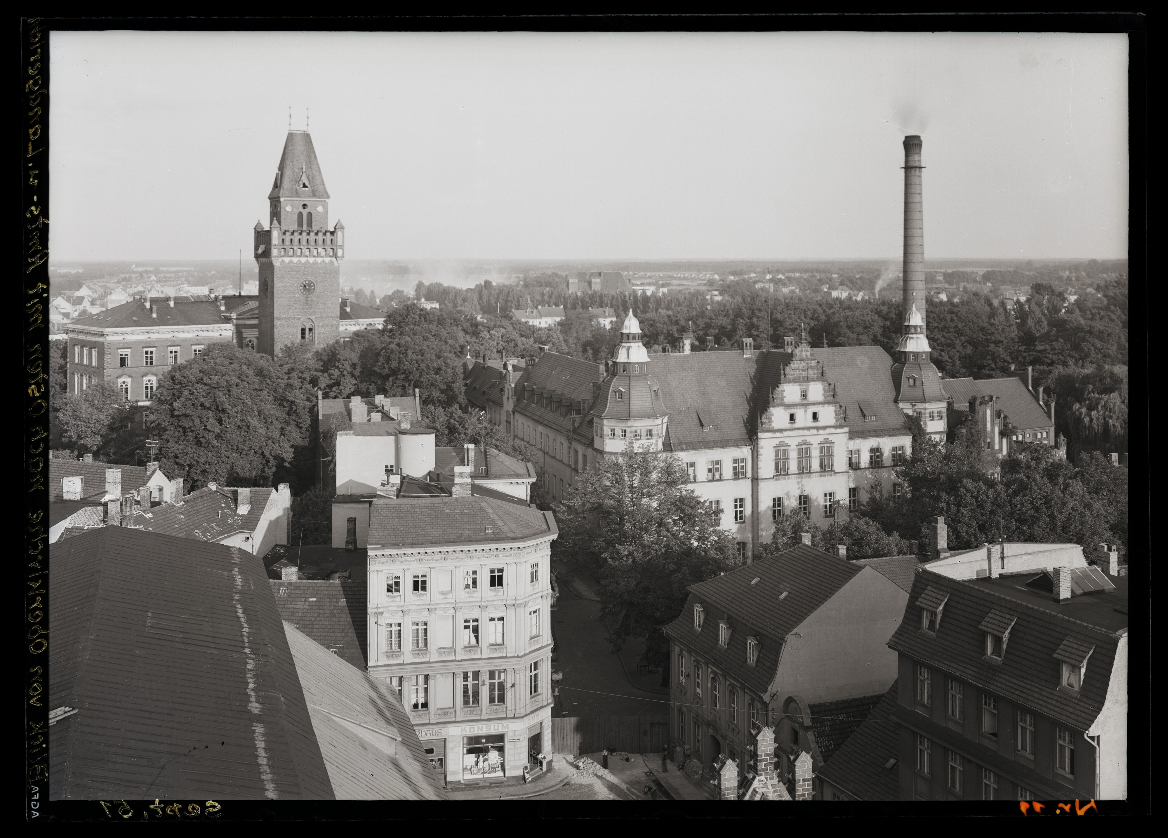 Blick von der Oberkirche nach Osten mit Amts- und Landgericht Cottbus (Stadtmuseum Cottbus CC BY-NC-SA)