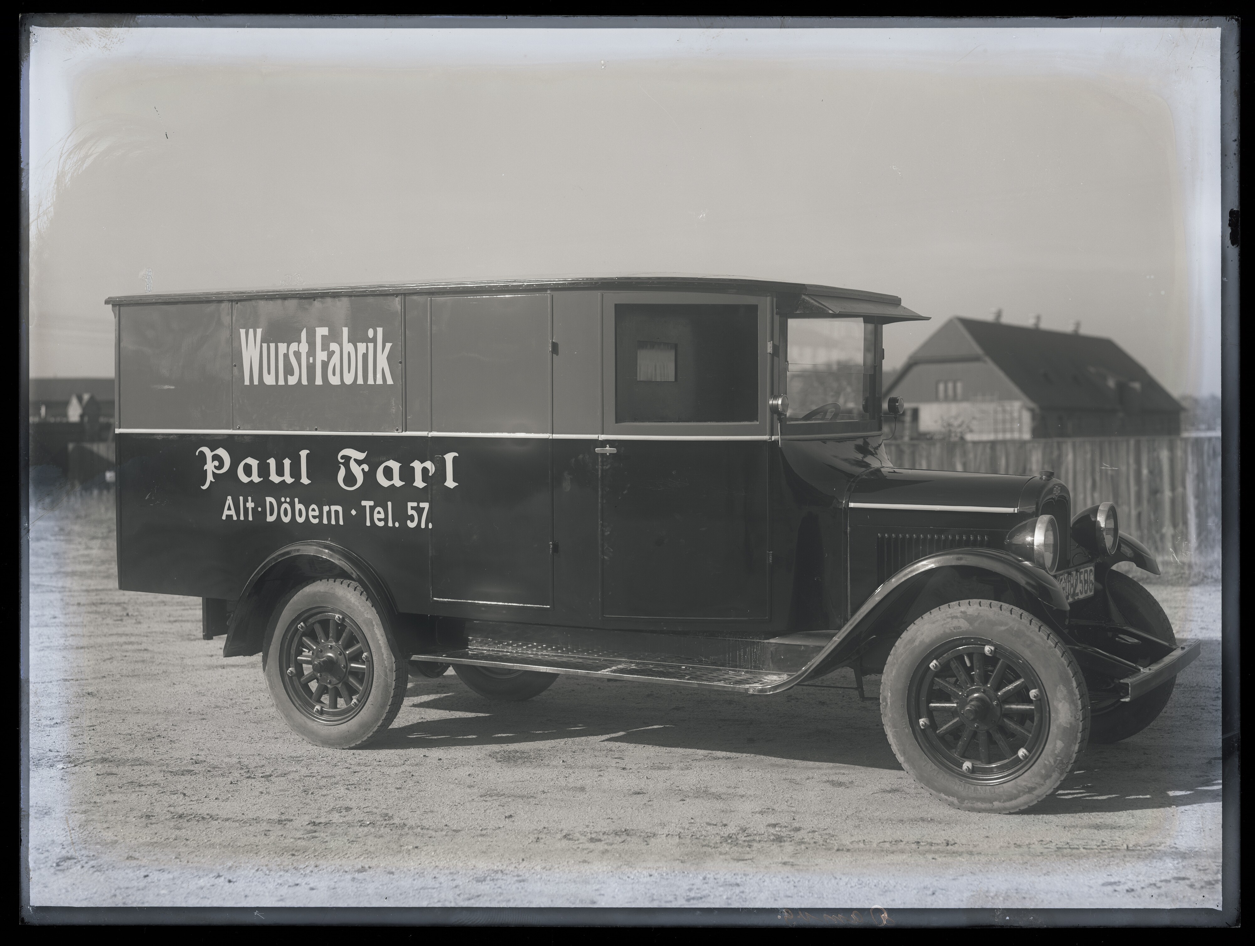 Lieferwagen der Wurst-Fabrik Paul Farl aus Alt-Döbern (Stadtmuseum Cottbus CC BY-NC-SA)