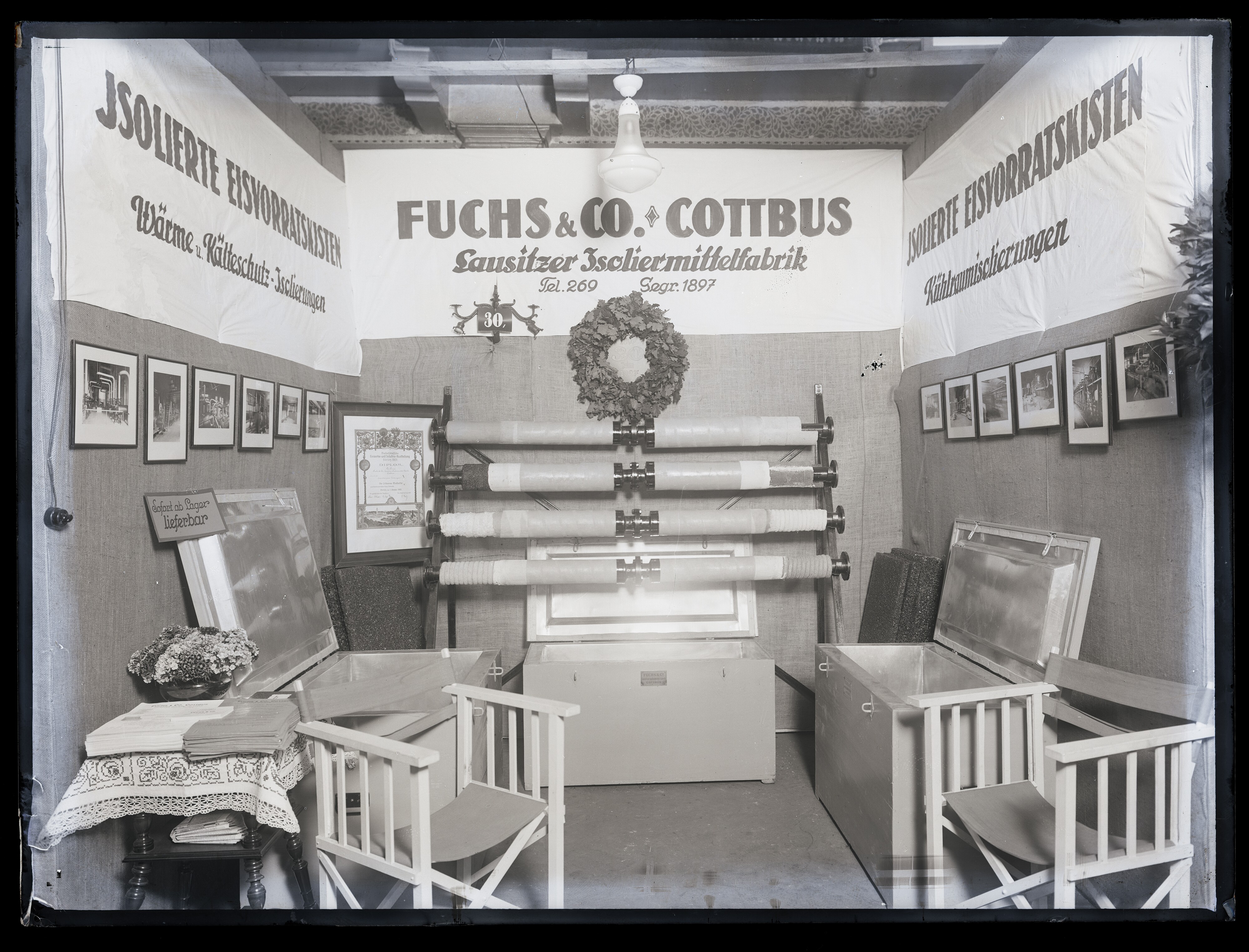 Ausstellung des Gastwirtschaftsfach und verwandte Gewerbe (Gaco) 1927 in Cottbus / Stand der Fa. "Fuchs & Co. Lausitzer Isoliermittel-Fabrik" (Stadtmuseum Cottbus CC BY-NC-SA)