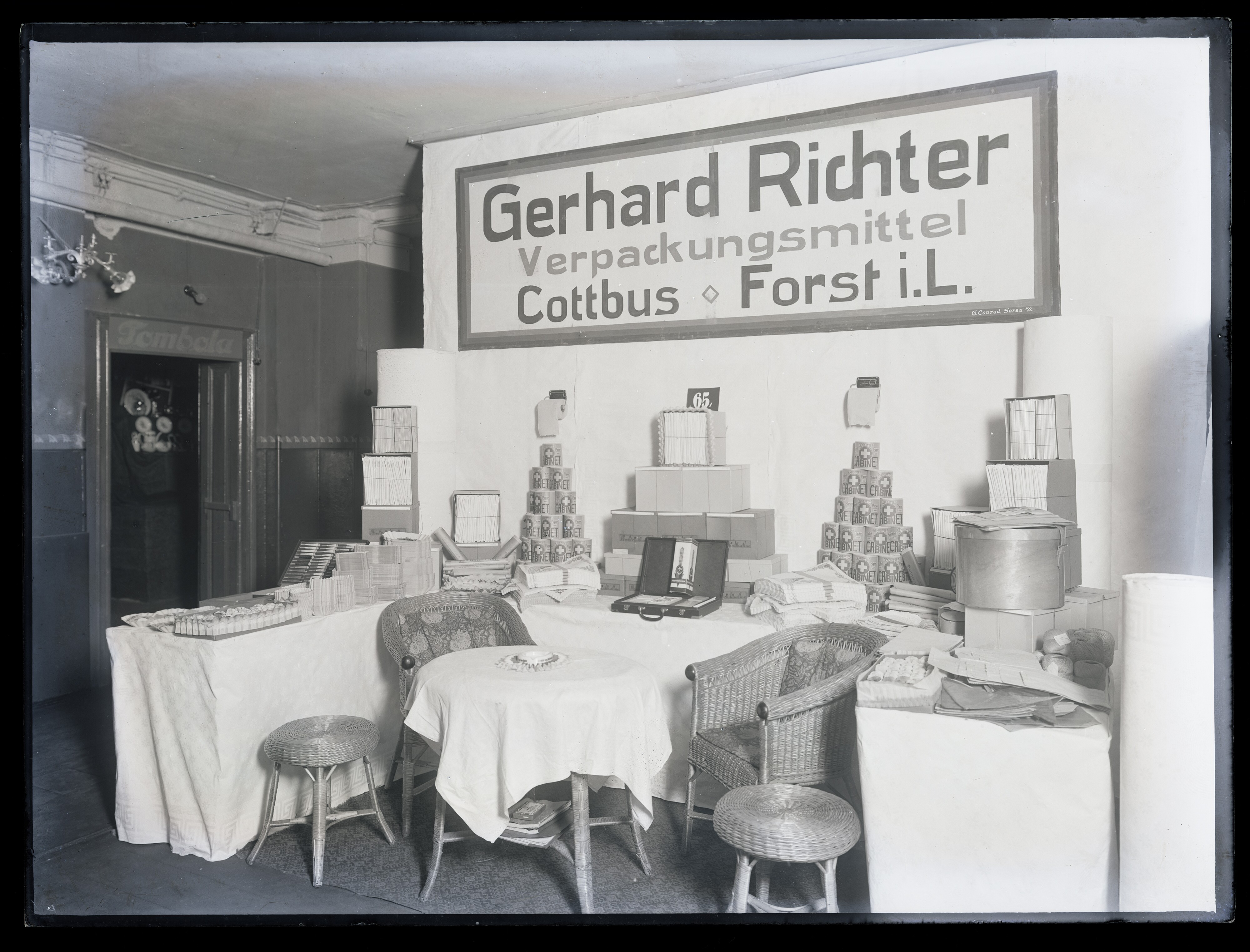 Ausstellung des Gastwirtschaftsfach und verwandte Gewerbe (Gaco) 1927 in Cottbus / Stand der Fa. "Gerhard Richter Verpackungsmittel" (Stadtmuseum Cottbus CC BY-NC-SA)