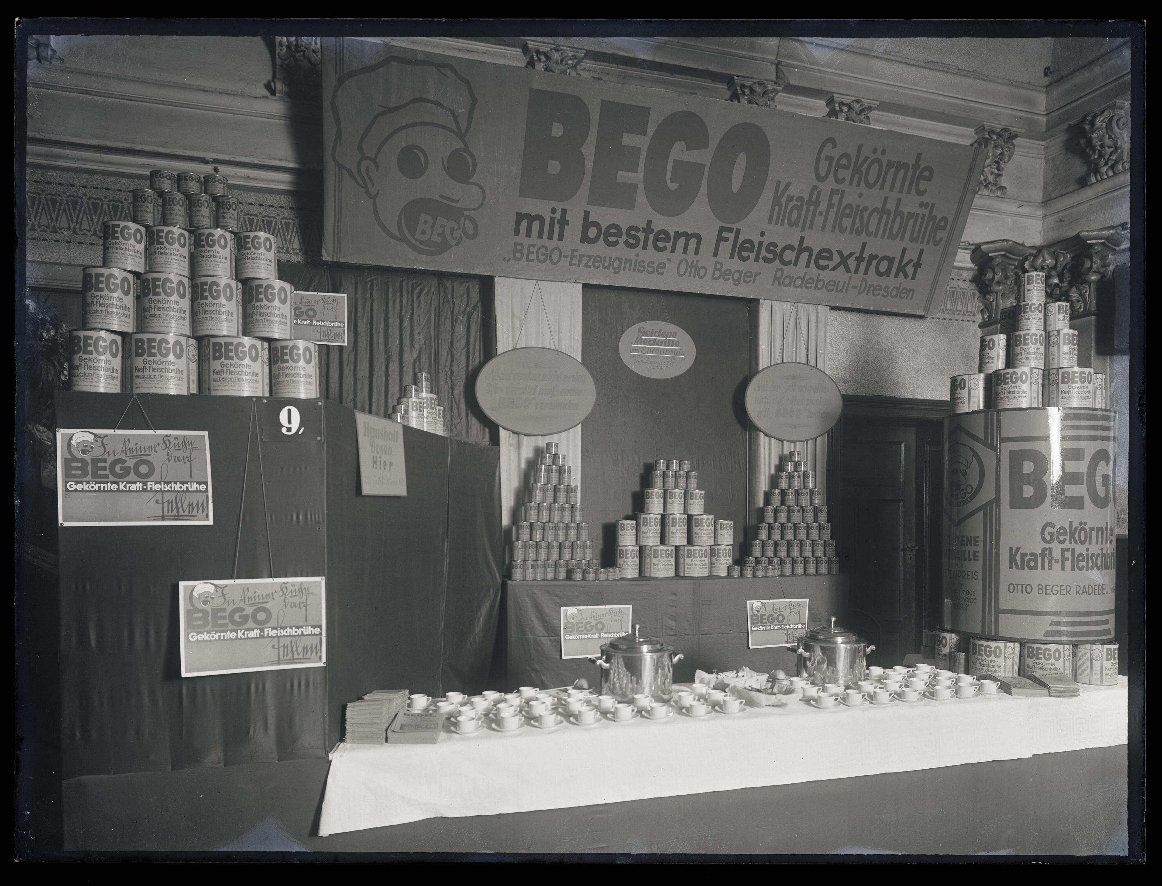 Ausstellung des Gastwirtschaftsfach und verwandte Gewerbe (Gaco) 1927 in Cottbus / Stand der Fa. "BEGO-Nahrungsmittelwerk Otto Beger" (Stadtmuseum Cottbus CC BY-NC-SA)