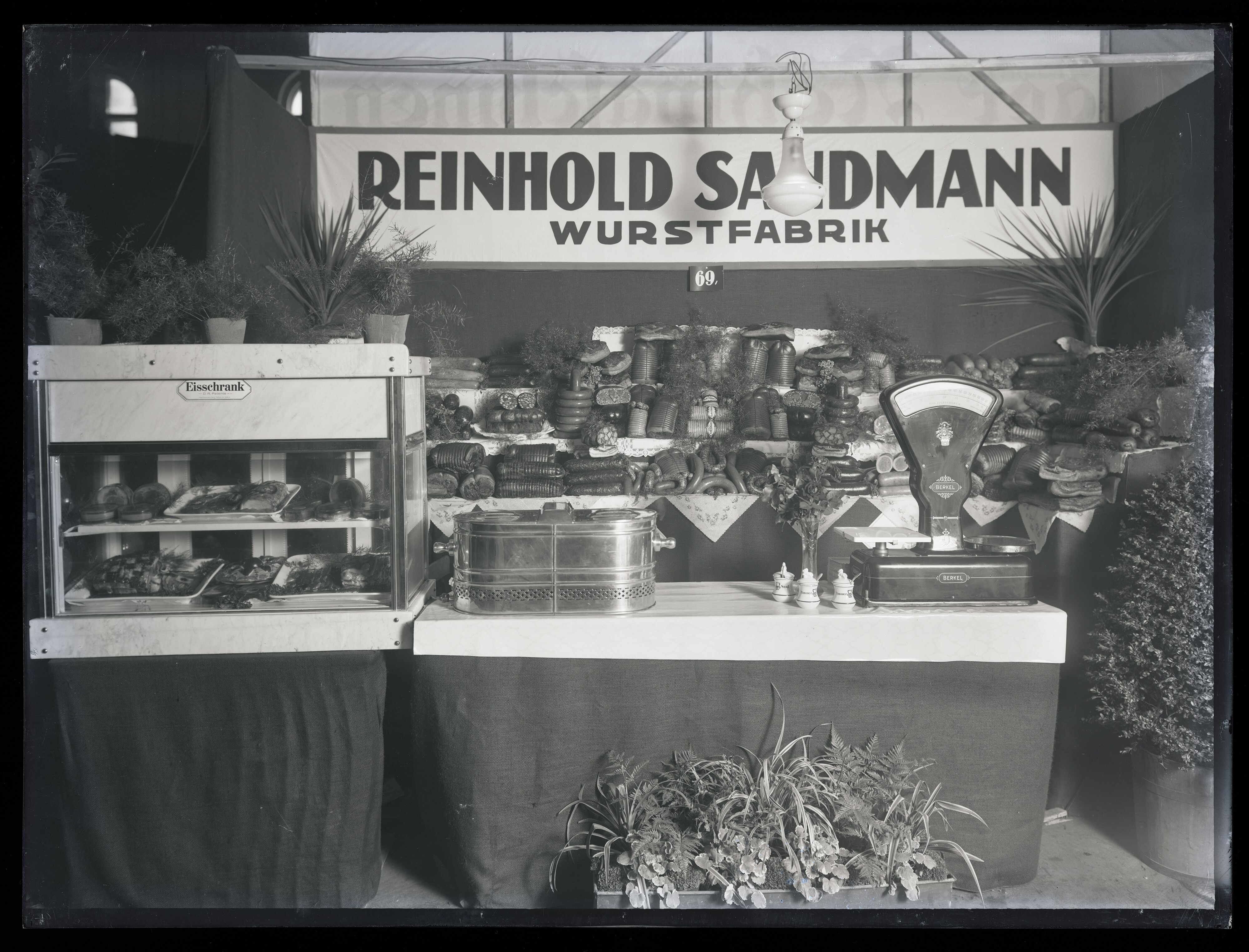 Ausstellung des Gastwirtschaftsfach und verwandte Gewerbe (Gaco) 1927 in Cottbus / Stand der Fa. "Wurstfabrik Sandmann" (Stadtmuseum Cottbus CC BY-NC-SA)