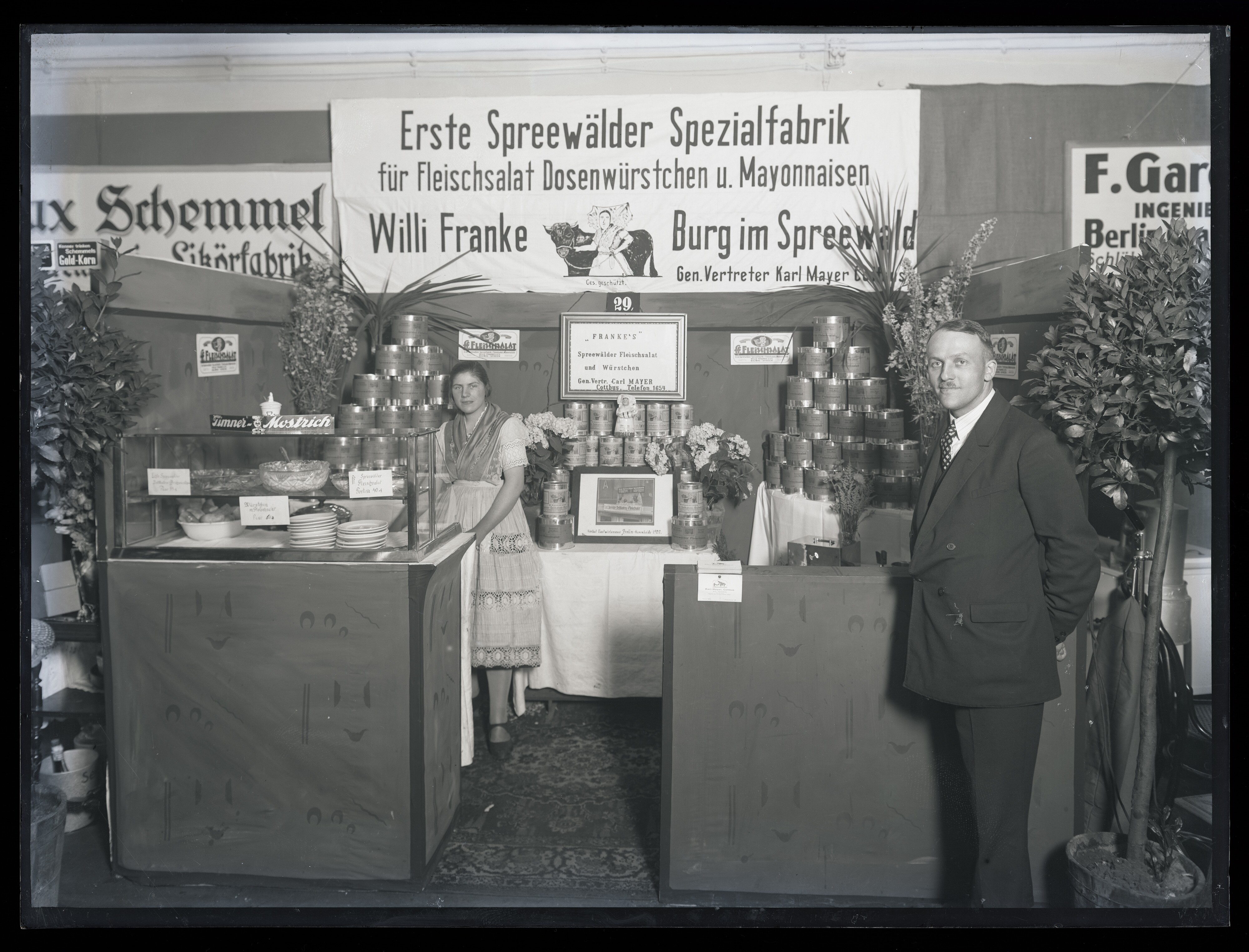 Ausstellung des Gastwirtschaftsfach und verwandte Gewerbe (Gaco) 1927 in Cottbus / Stand der Fa. "Erste Spreewälder Spezialfabrik Willi Franke" (Stadtmuseum Cottbus CC BY-NC-SA)