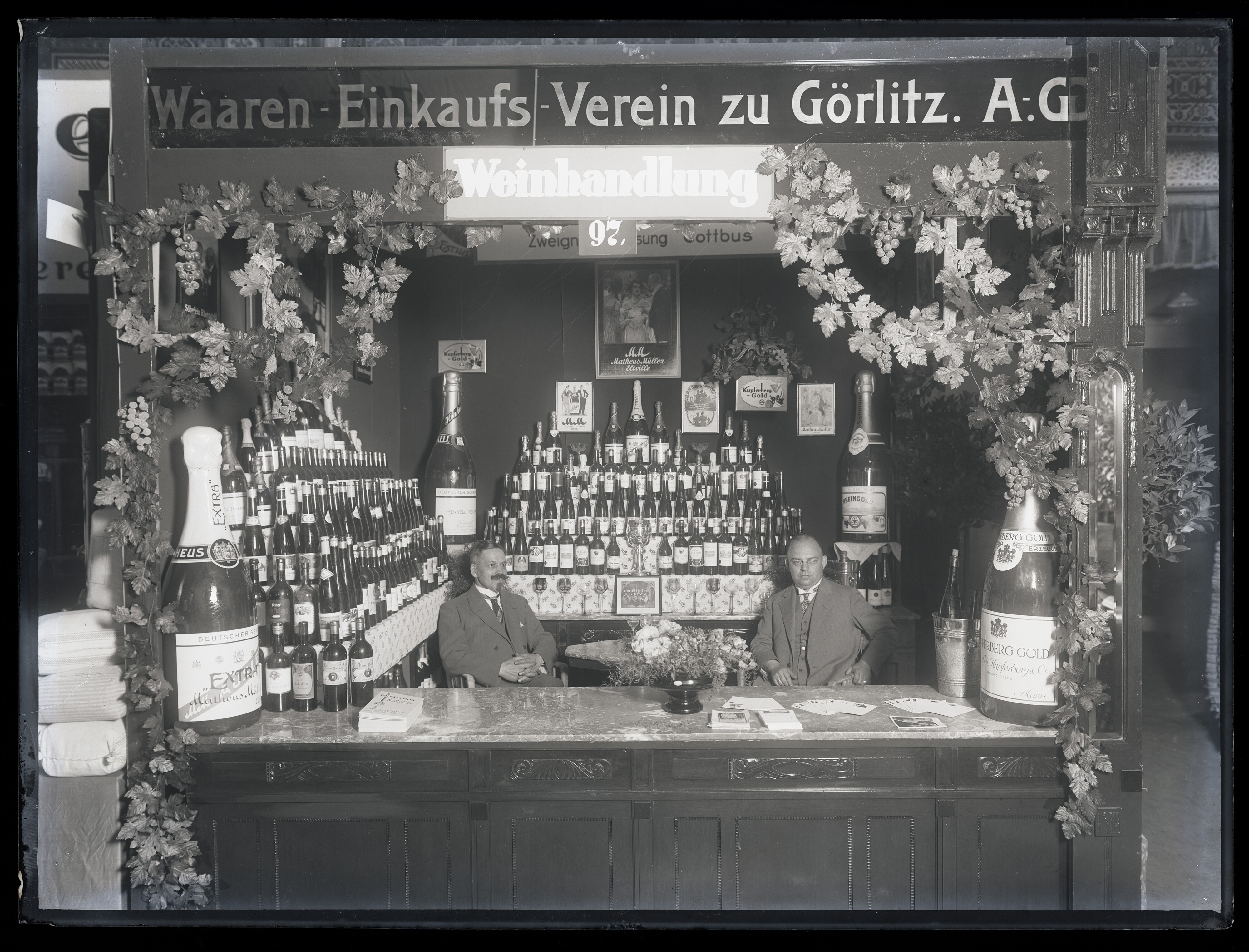 Ausstellung des Gastwirtschaftsfach und verwandte Gewerbe (Gaco) 1927 in Cottbus / Stand des "Waareneinkaufsverein zu Görlitz A.-G., " (Stadtmuseum Cottbus CC BY-NC-SA)