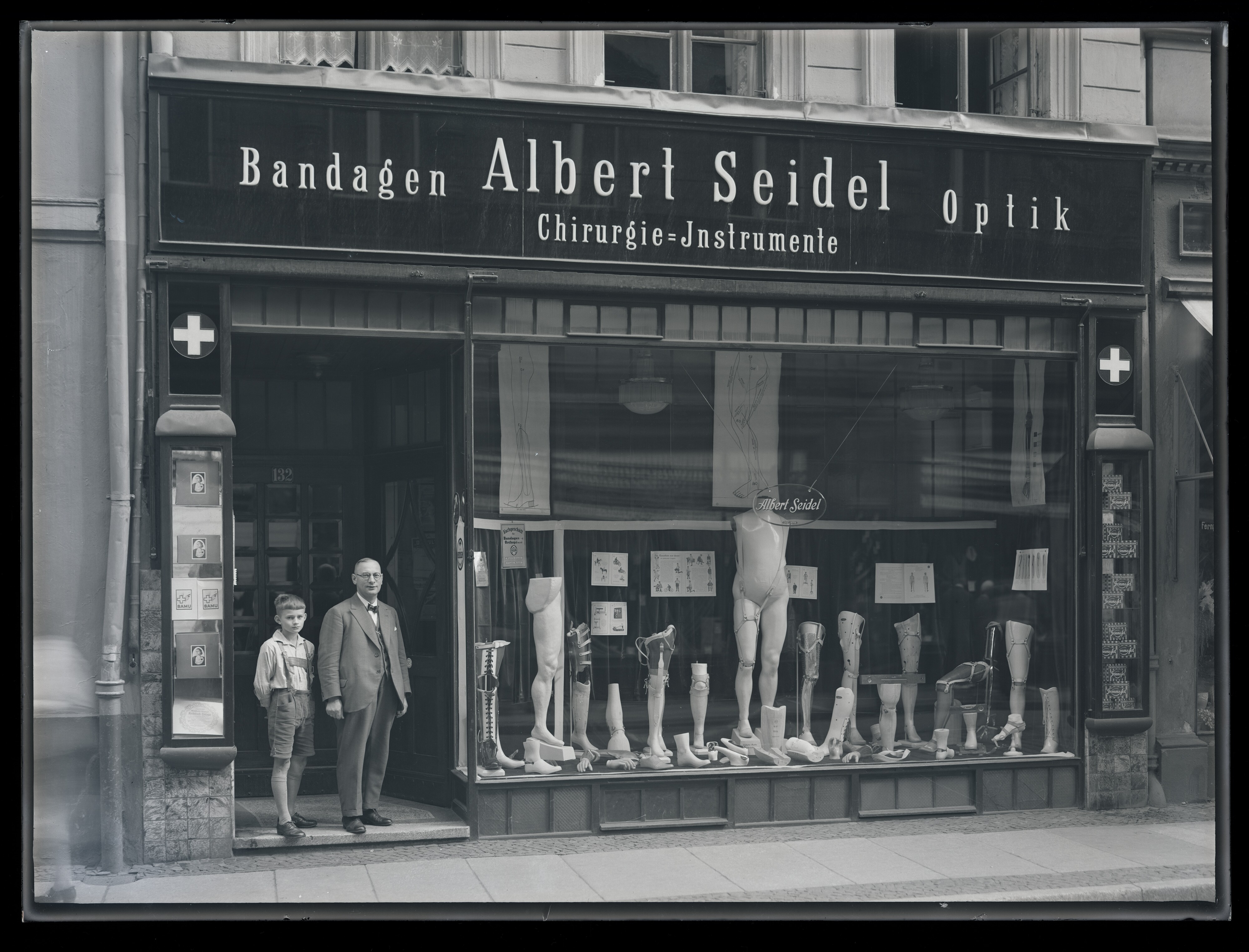 Schaufenster des Sanitätsgeschäftes Albert Seidel, Cottbus (Stadtmuseum Cottbus CC BY-NC-SA)