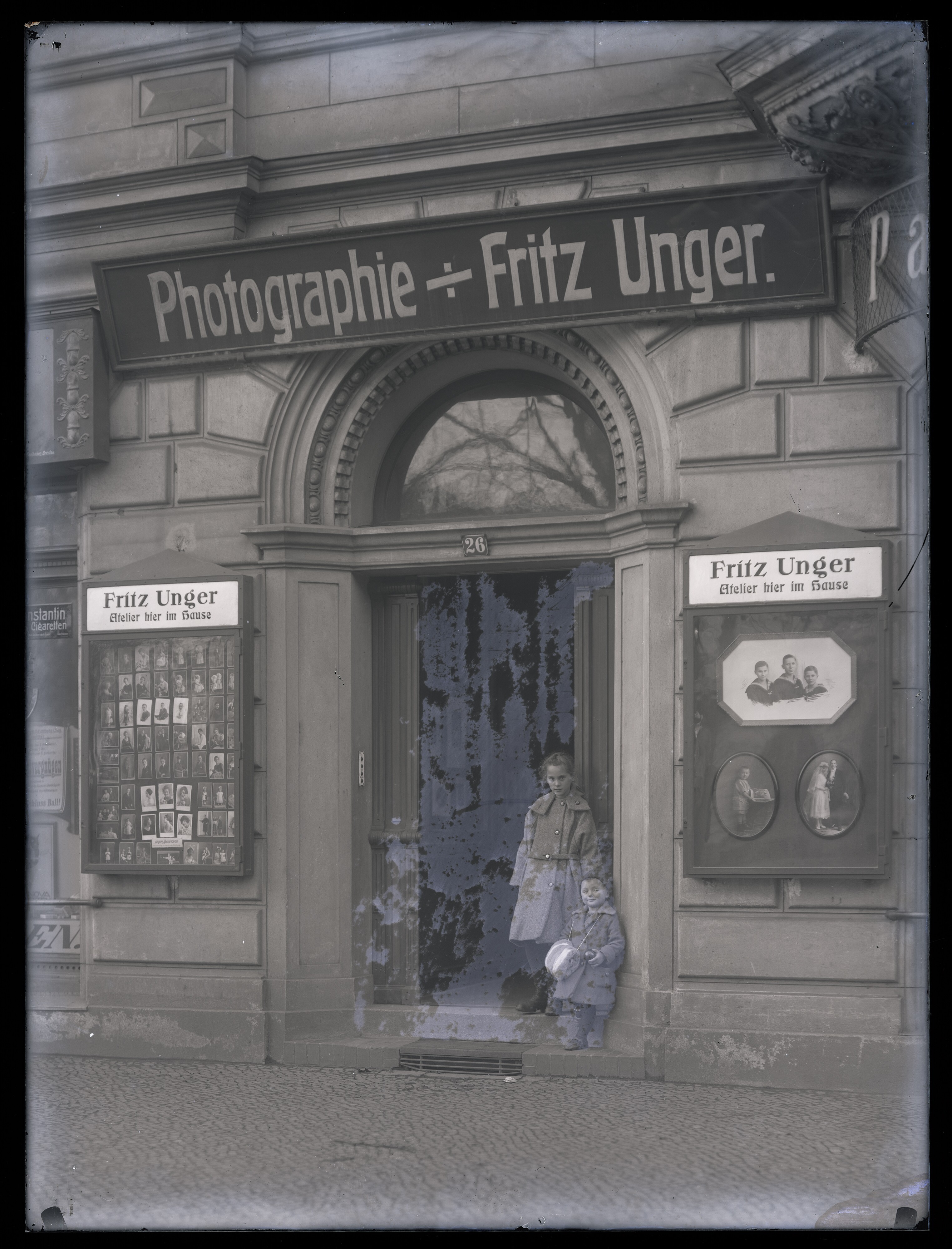Hauseingang zum Atelier "Photographie - Fritz Unger" in der Kaiser-Friedrich-Str. 26 in Cottbus (Stadtmuseum Cottbus CC BY-NC-SA)