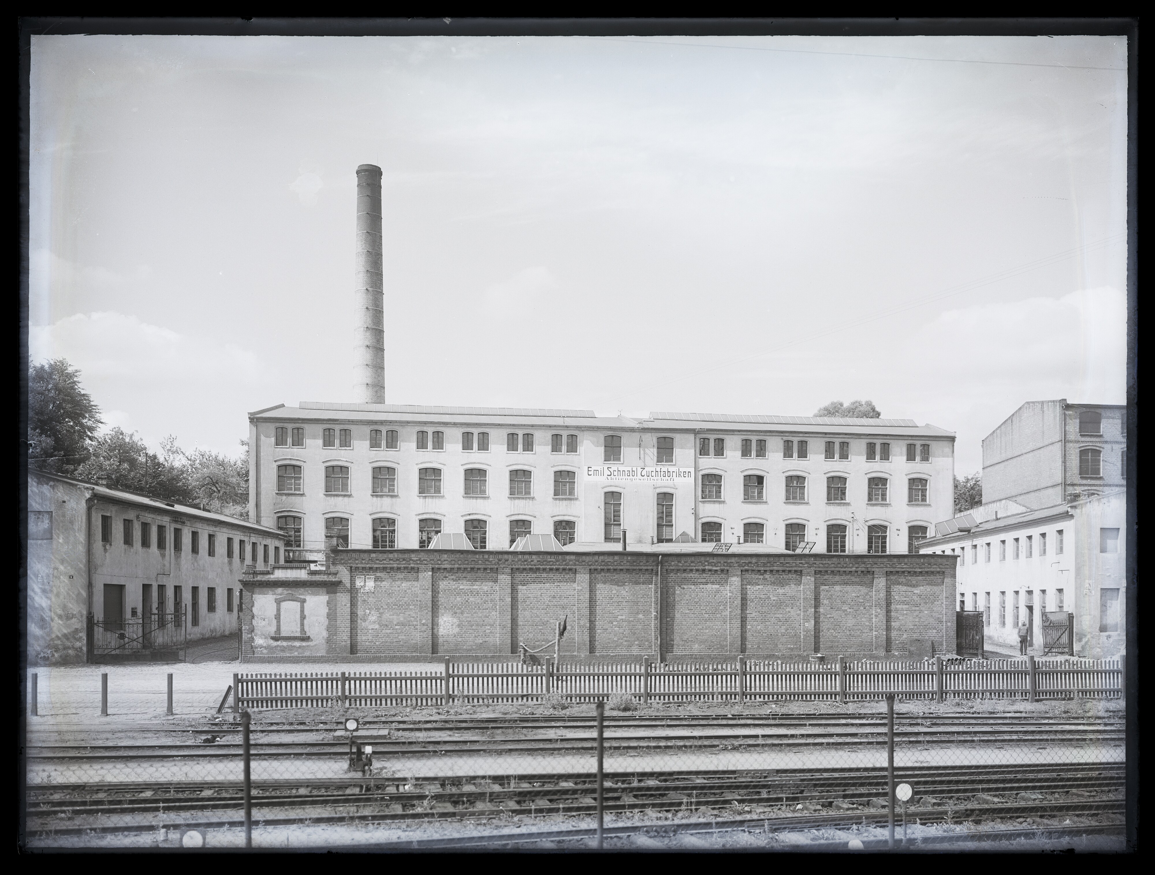 Außenansicht der "Emil Schnabl Tuchfabriken Aktiengesellschft" in Spremberg. (Stadtmuseum Cottbus CC BY-NC-SA)
