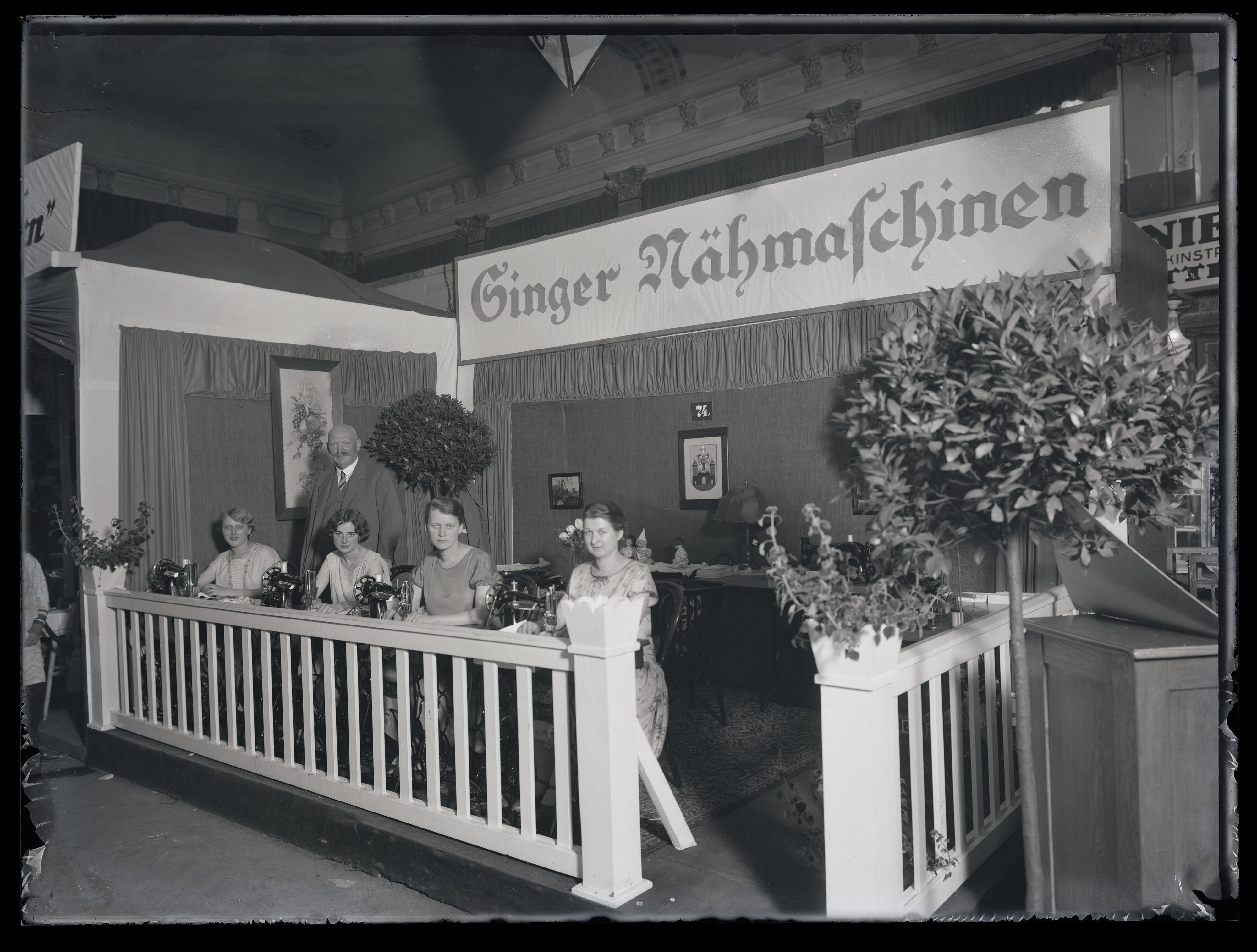 Stand der Firma "Singer Nähmaschinen" (Stadtmuseum Cottbus CC BY-NC-SA)