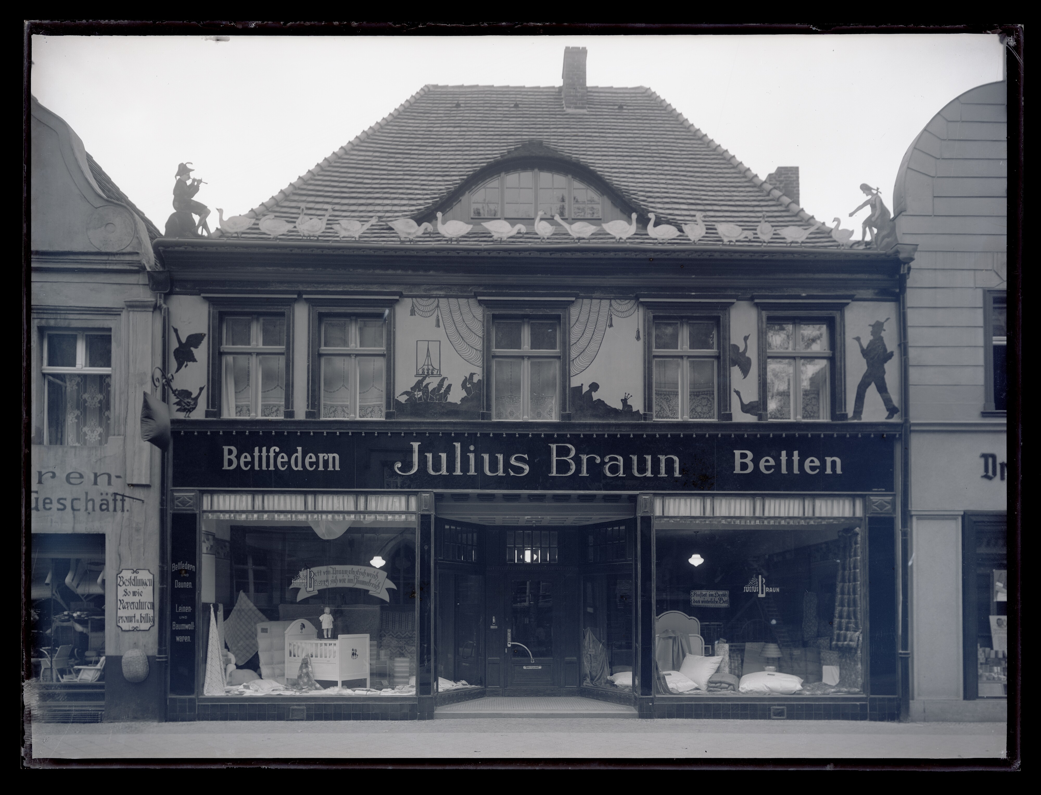 Außenansicht des Bettfederngeschäftes von Julius Braun, Altmarkt 26 (Stadtmuseum Cottbus CC BY-NC-SA)