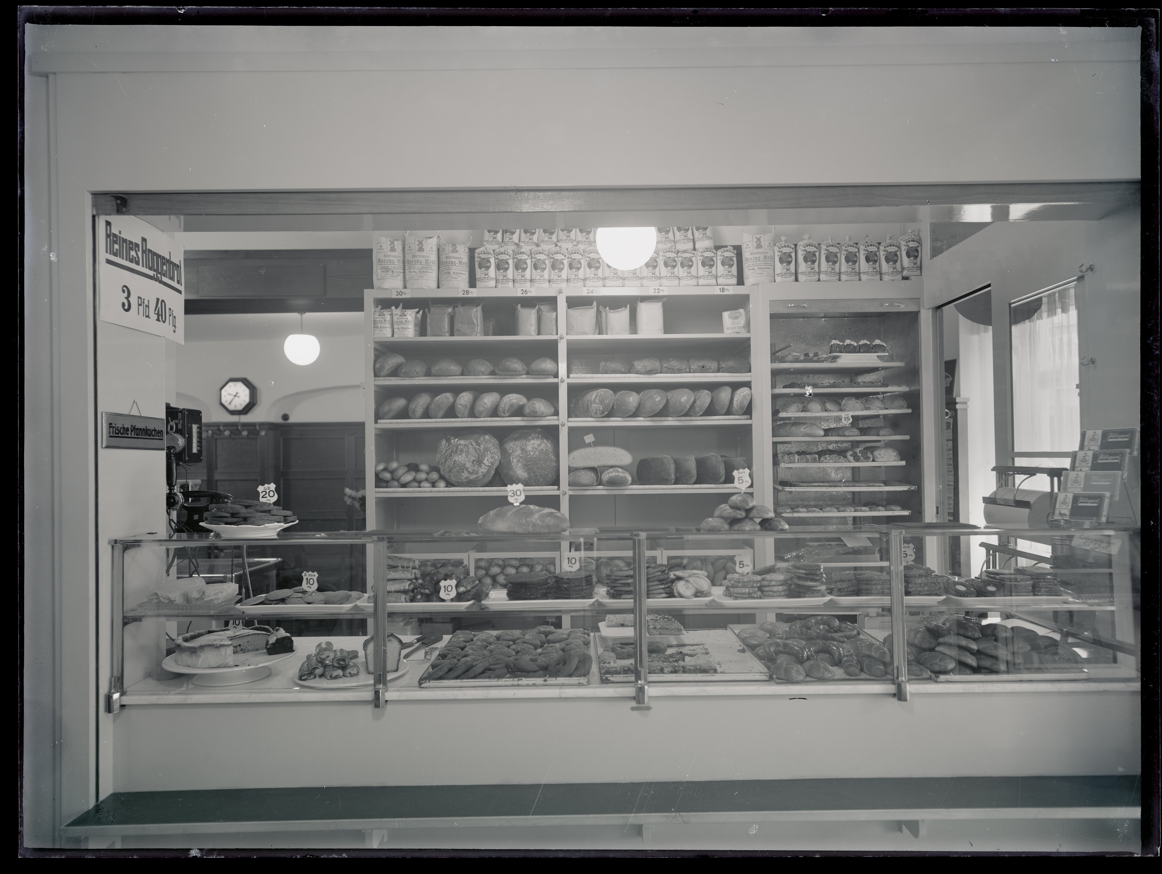 Auslage einer unbekannten Cottbuser Bäckerei (Stadtmuseum Cottbus CC BY-NC-SA)