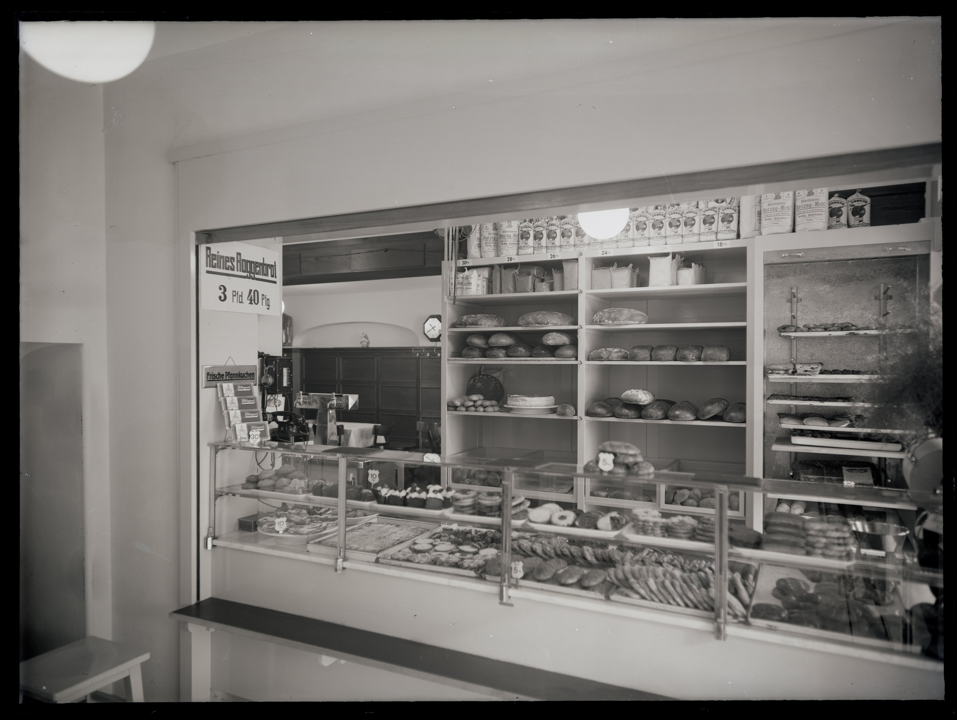 Auslage einer Cottbuser Bäckerei (Stadtmuseum Cottbus CC BY-NC-SA)