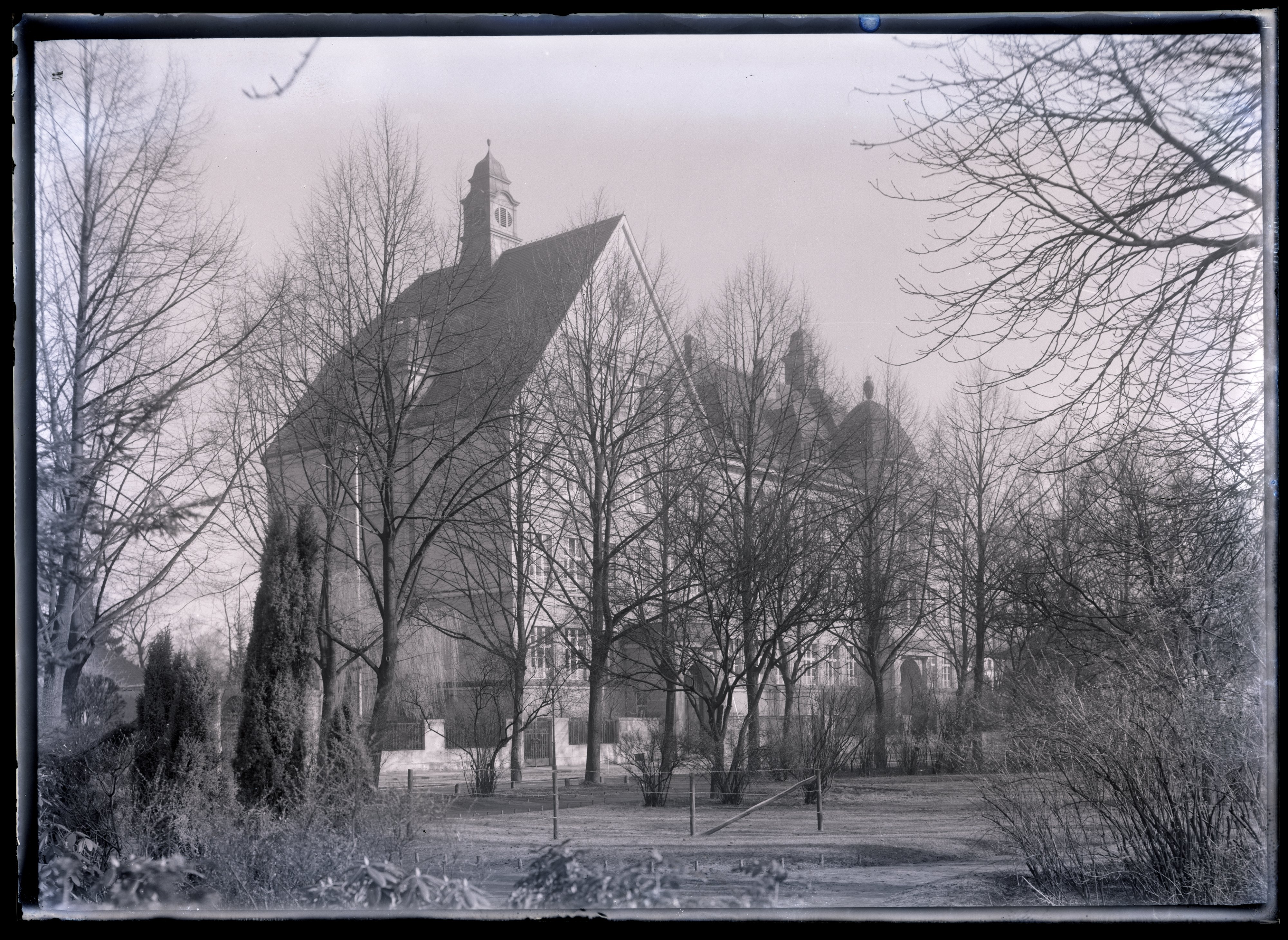 Augusta Schule mit unbelaubten Bäumen (Stadtmuseum Cottbus CC BY-NC-SA)