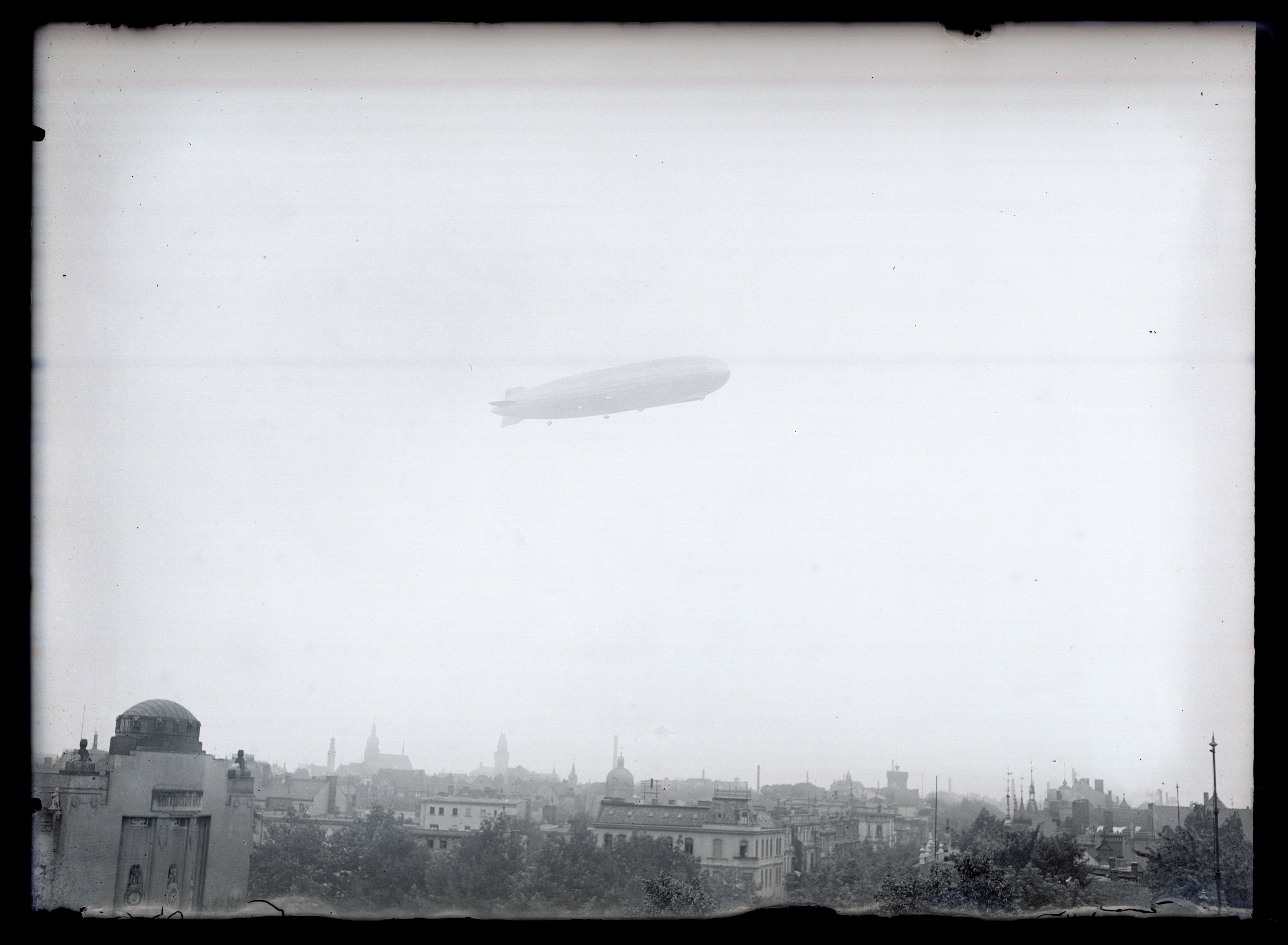 Zeppelin über dem Stadttheater Cottbus (Stadtmuseum Cottbus CC BY-NC-SA)