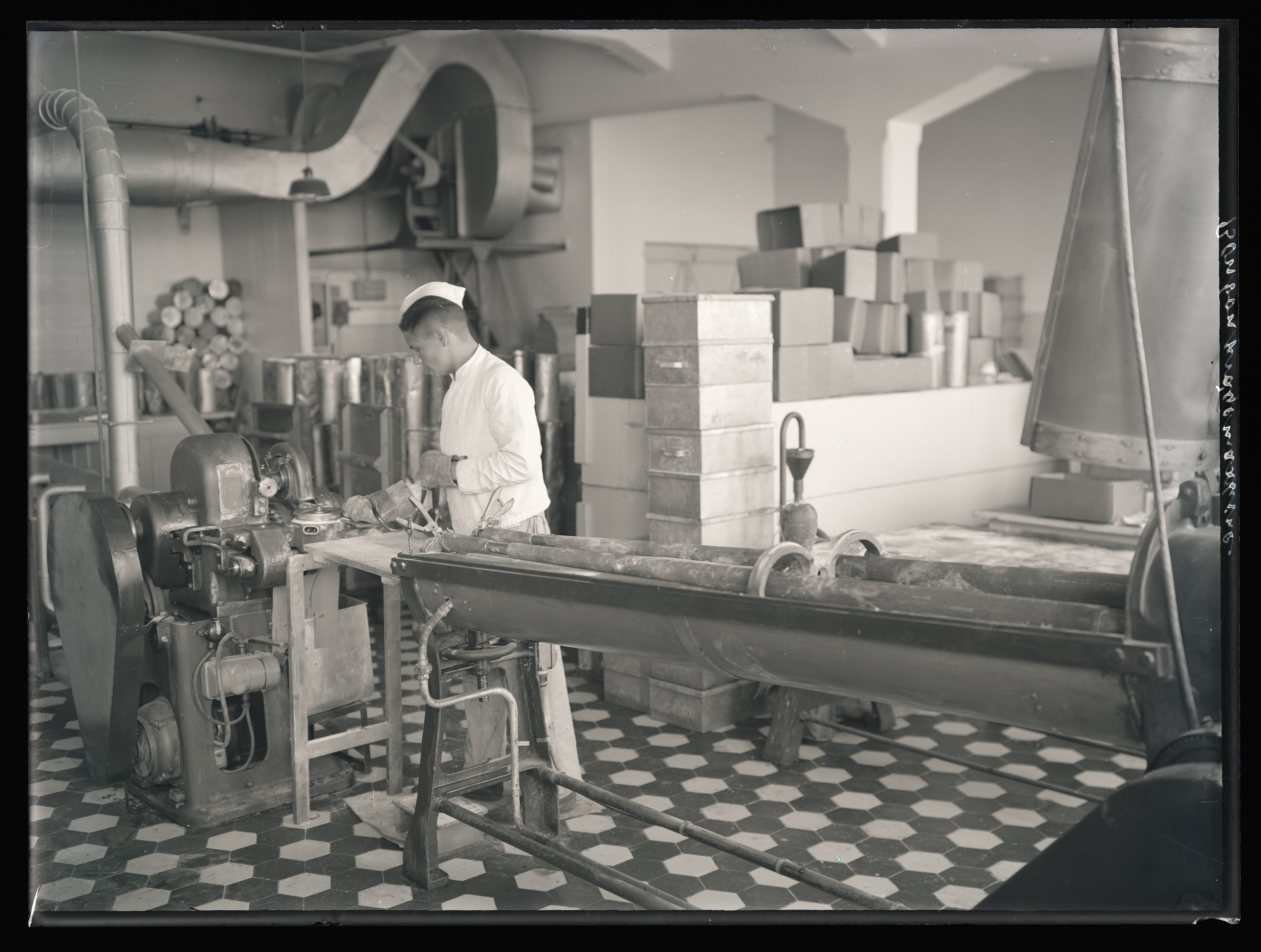 Burk & Braun, Kakao- und Schokoladenfabrik - Bonbon-Prägemaschine (Stadtmuseum Cottbus CC BY-NC-SA)