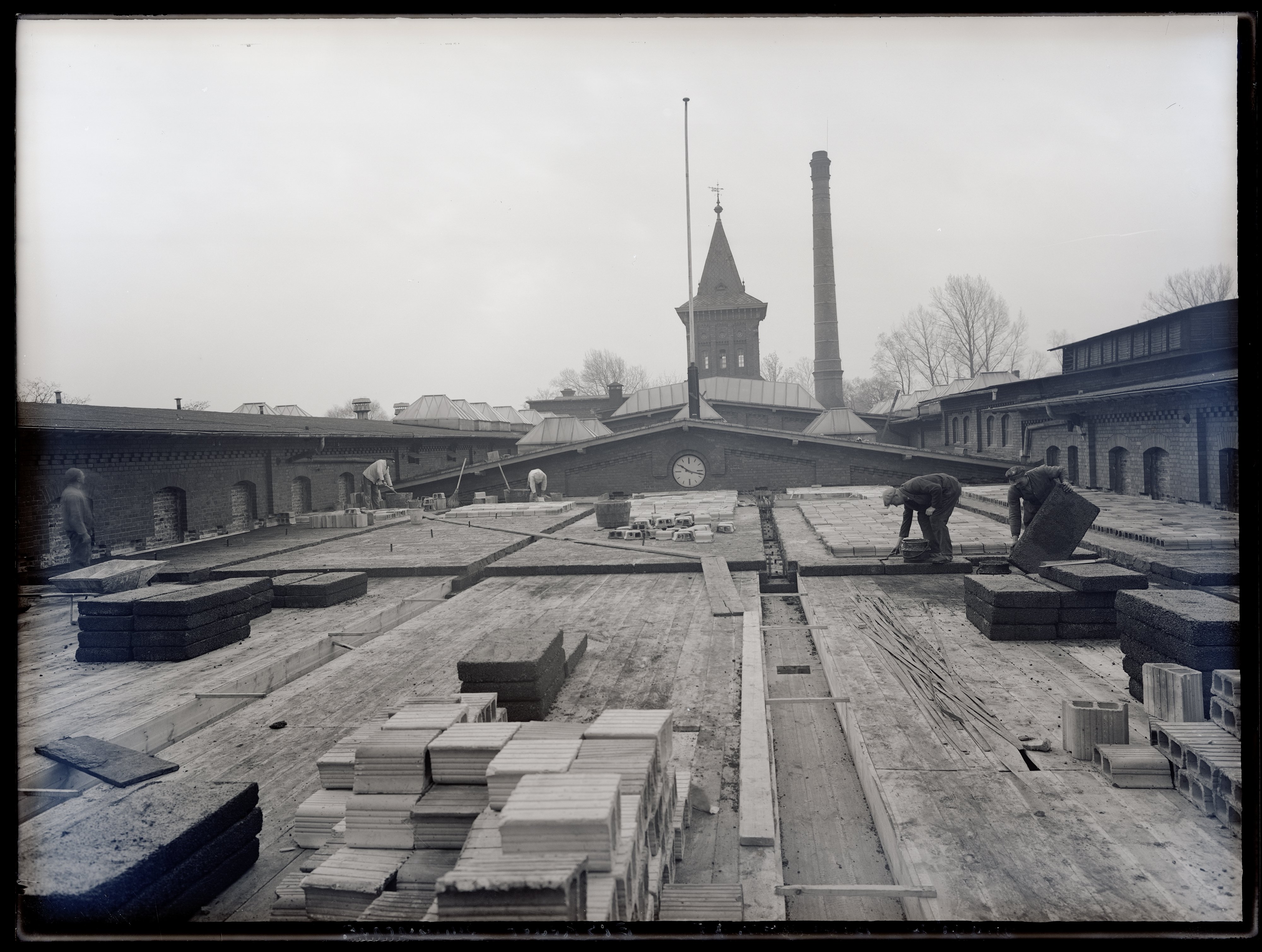 Dacharbeiten auf dem Schlachthof (Stadtmuseum Cottbus CC BY-NC-SA)