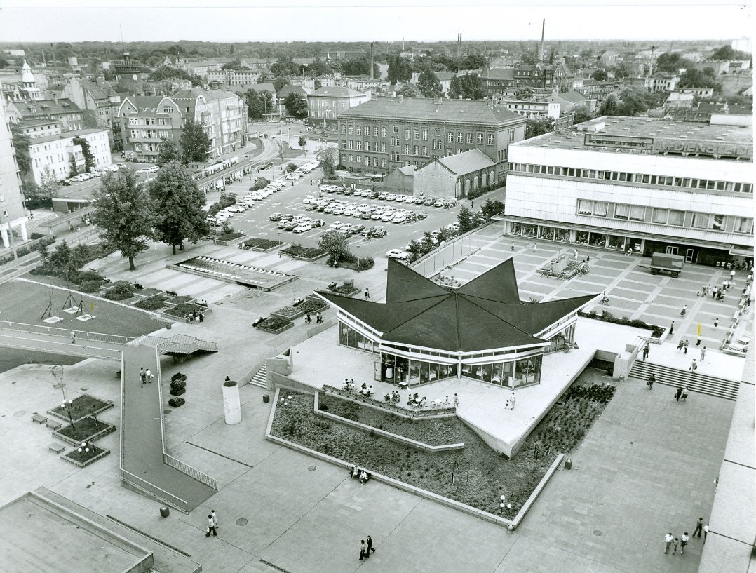 Fotografie, Milch-Mokka-Eisbar "Kosmos", ca. 1975 (Stadtmuseum Cottbus CC BY-NC-SA)