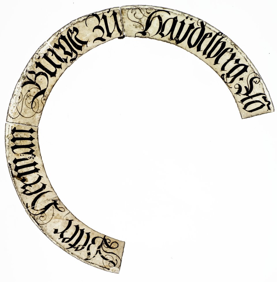 Fragmente einer Inschrift (ehemalige Wappenscheibe) (CVMA Deutschland Potsdam/Berlin-Brandenburgische Akademie der Wissenschaften CC BY-NC)