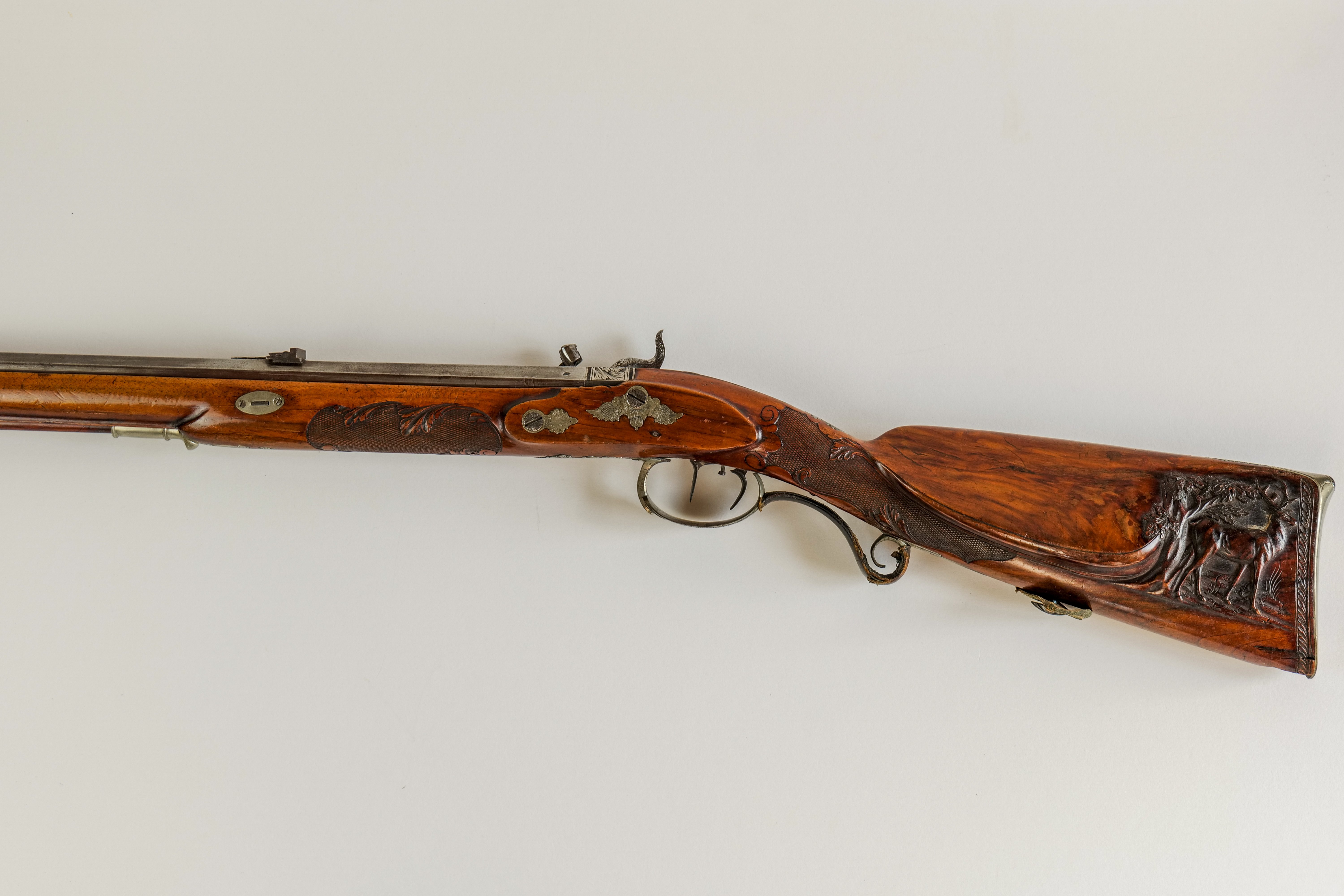 Jagdgewehr mit geschnitztem Schaft (Stiftung Fürst-Pückler-Museum Park und Schloss Branitz CC BY-NC-SA)