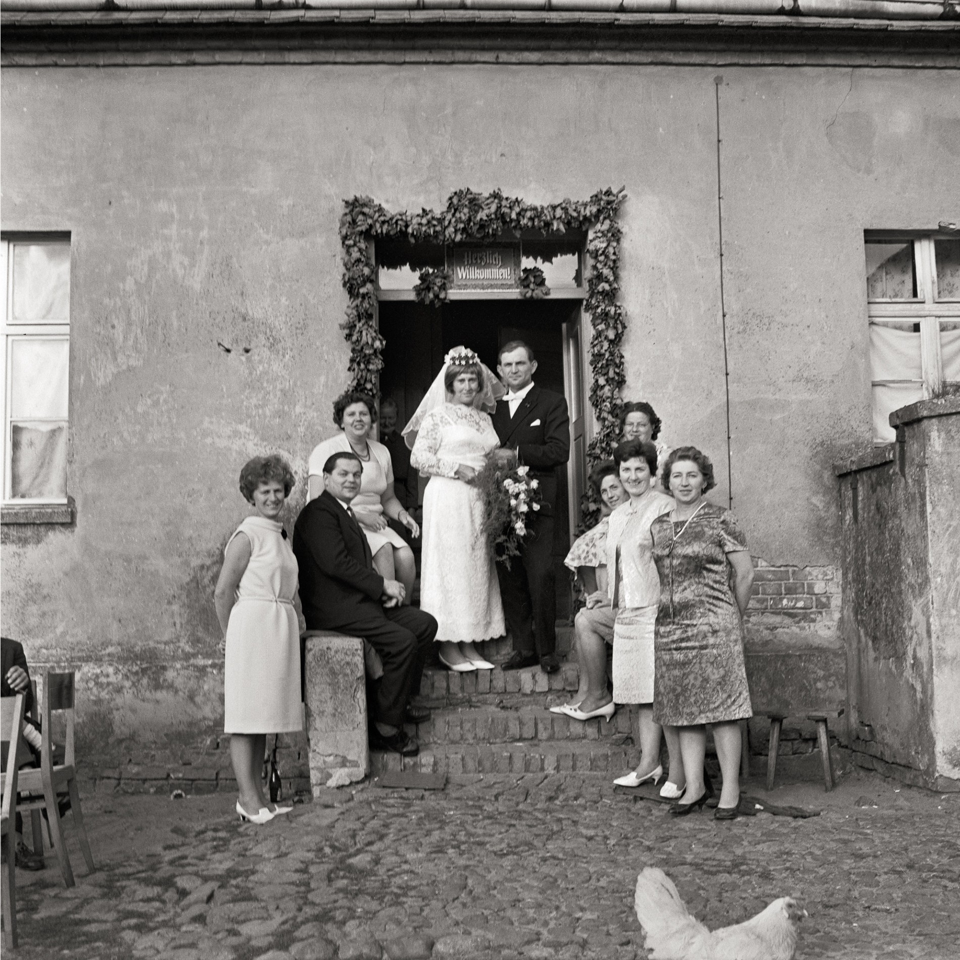 Hochzeitspaar im Eingang eines ländlichen Hauses (Müllroser Heimatmuseum im Haus des Gastes CC BY-NC-SA)