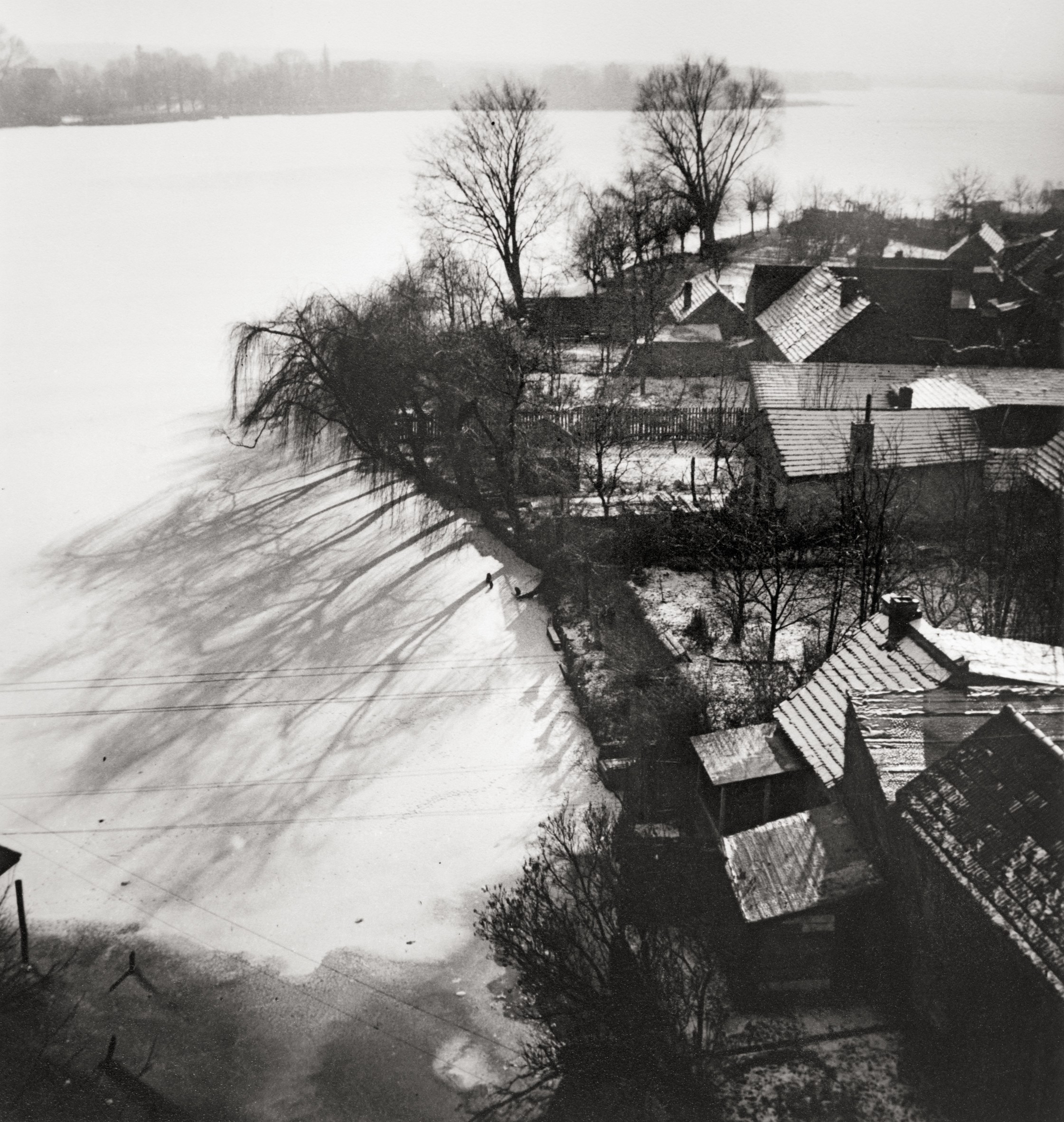 Fotografie des zugefrorenen Großen Müllroser See am Wehr von Müllrose. (Müllroser Heimatmuseum im Haus des Gastes CC BY-NC-SA)