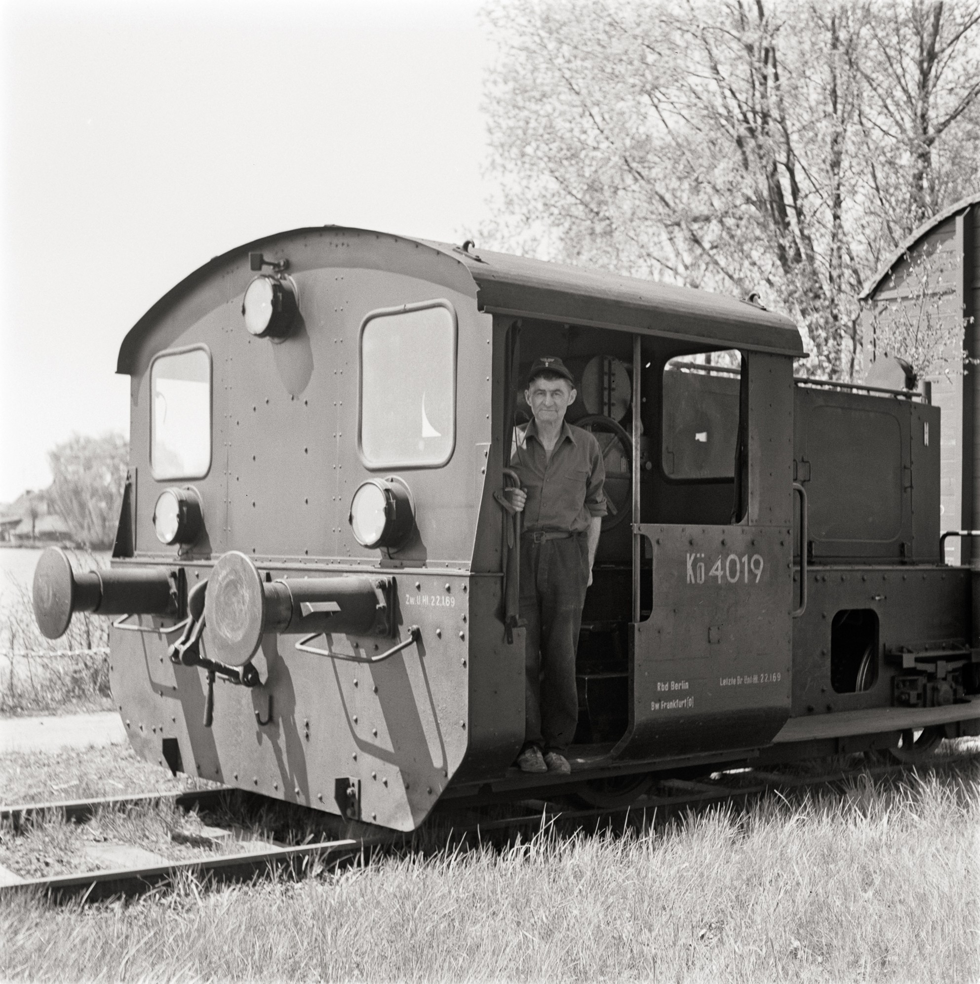 Fotografie von Lok und Lokführer der Mühlenbahn (Müllroser Heimatmuseum im Haus des Gastes CC BY-NC-SA)