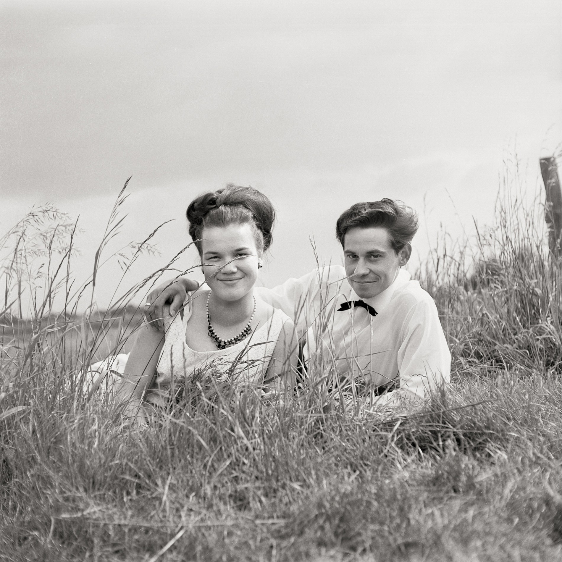 Fotografie eines im Gras liegenden Paares (Müllroser Heimatmuseum im Haus des Gastes CC BY-NC-SA)