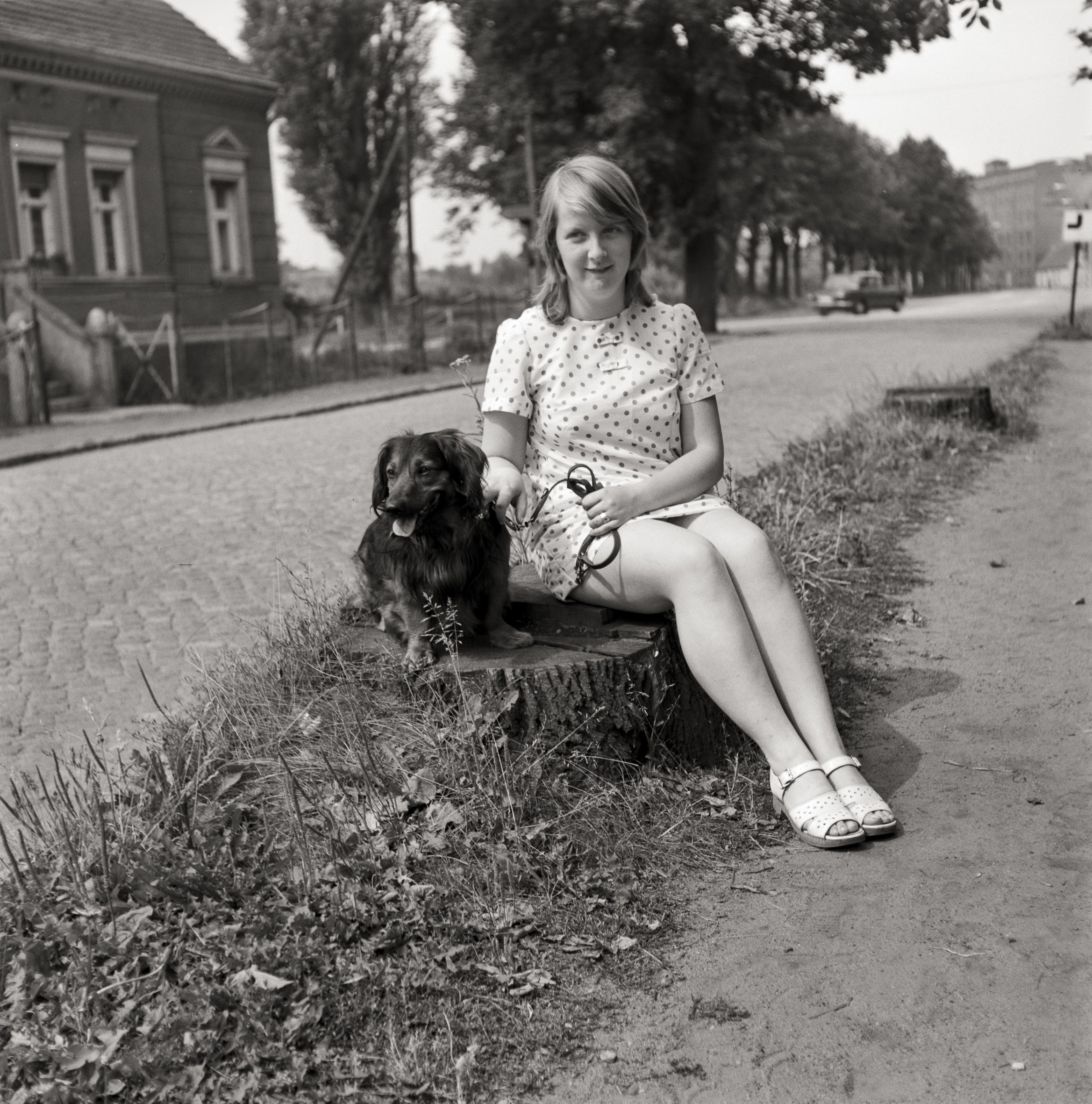 Fotografie einer jungen Frau mit Dackel (Heimatmuseum Müllrose im Haus des Gastes CC BY-NC-SA)