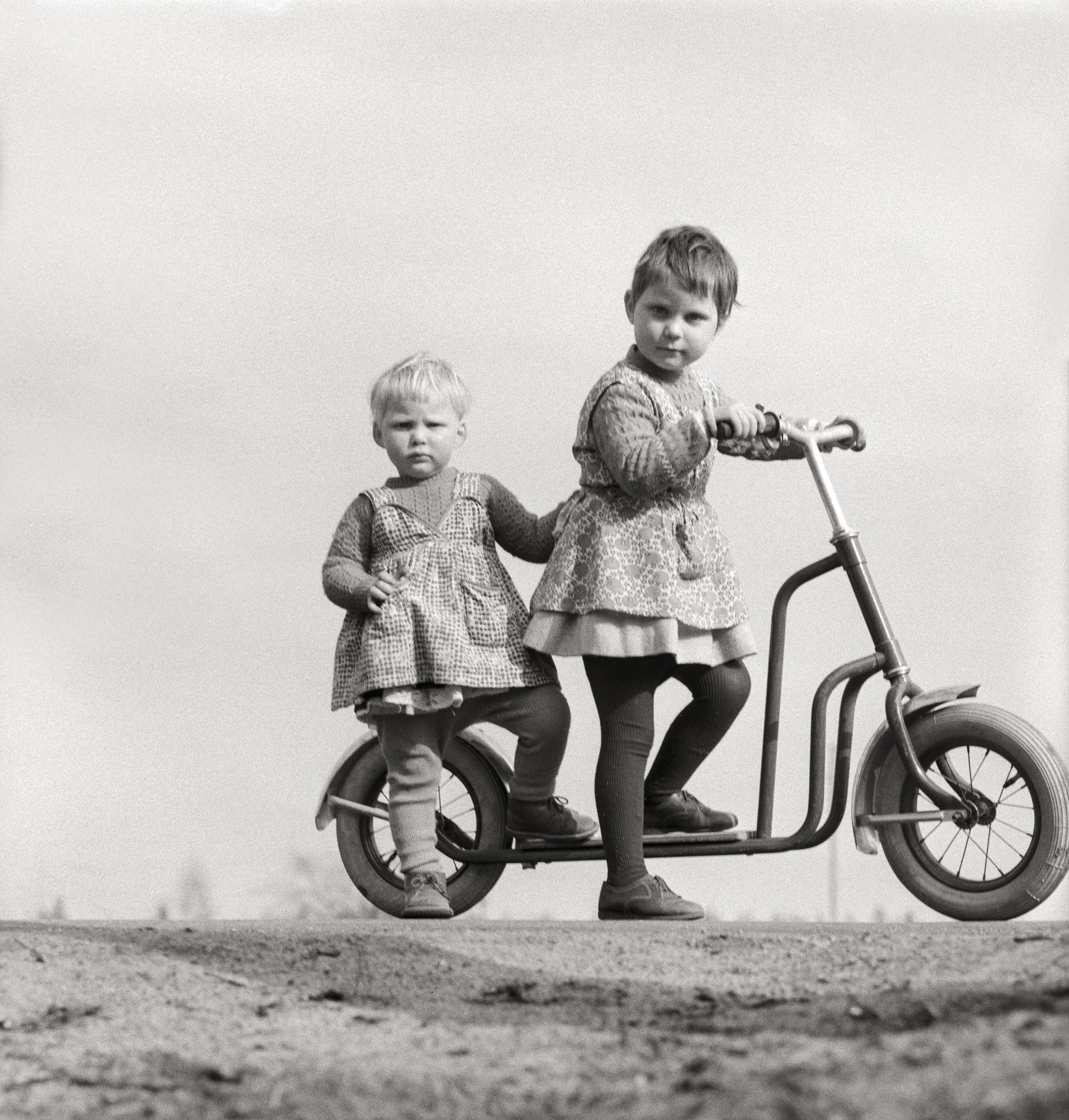 Fotografie der Nachbarkinder auf einem Roller (Müllroser Heimatmuseum im Haus des Gastes CC BY-NC-SA)