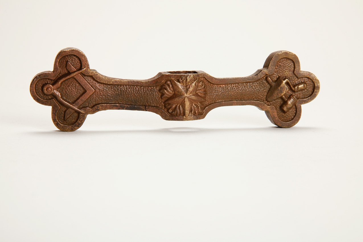 Parierstange / Schwertgriff mit Freimaurer-Symbolik, fälschlich als Hammergriff aufgenommen (Museum Schloss Lübben CC BY-NC-SA)