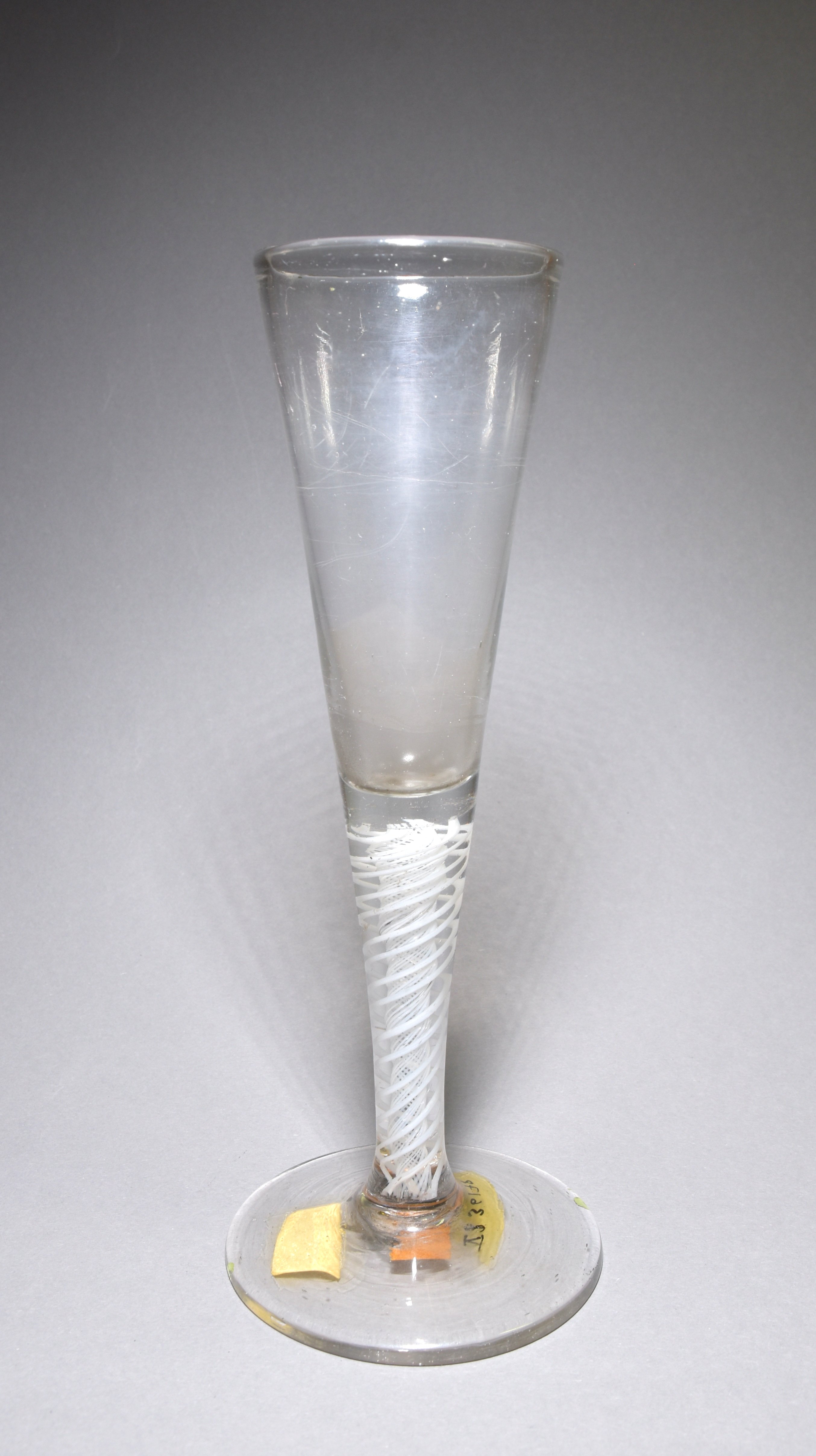 Schlankes Kelchglas mit Milchglasfäden im Schaft (Heimatmuseum Dahme/Mark CC BY-NC-SA)