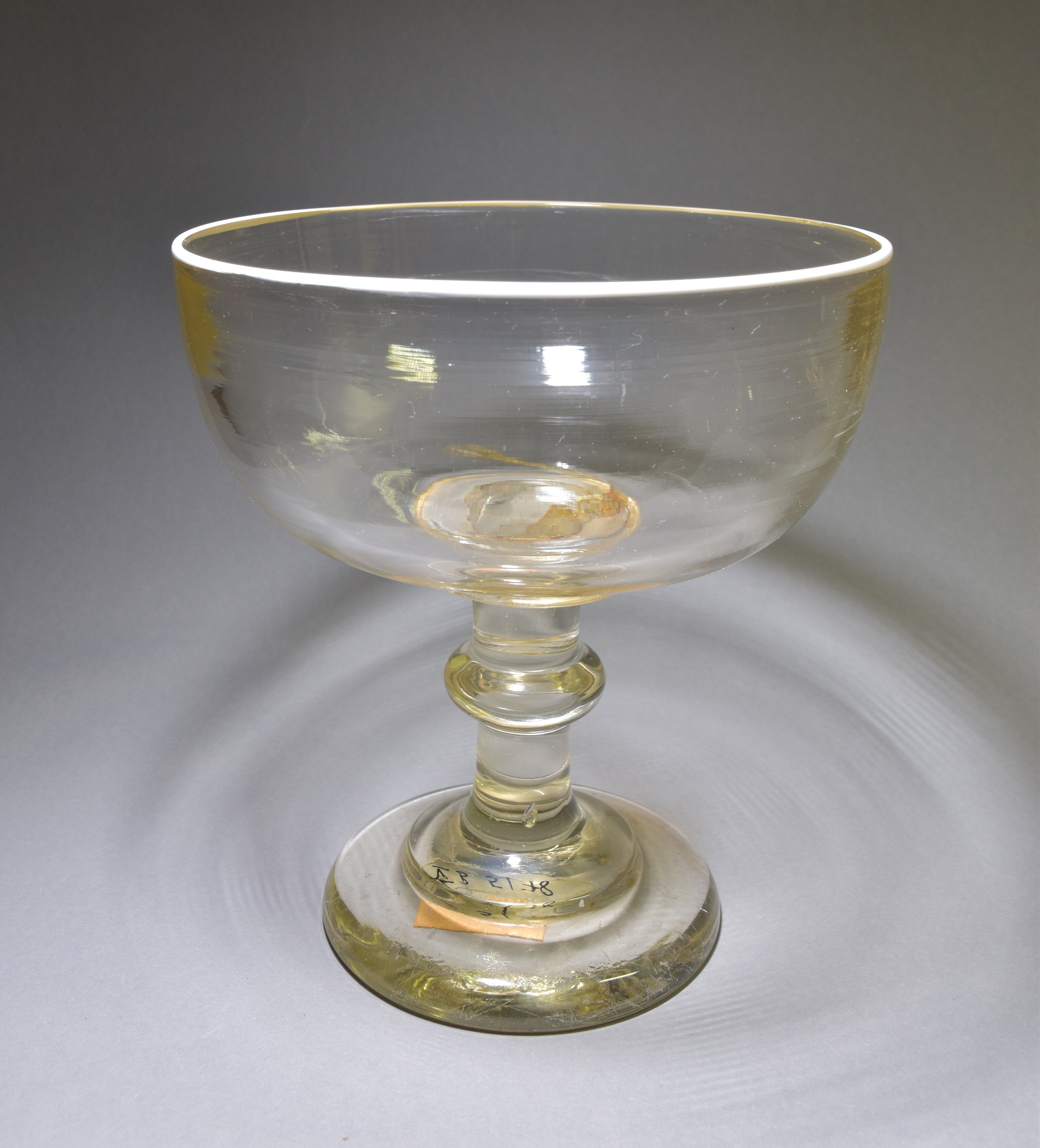 Weißbierglas mit weißem Rand (Heimatmuseum Dahme/Mark CC BY-NC-SA)