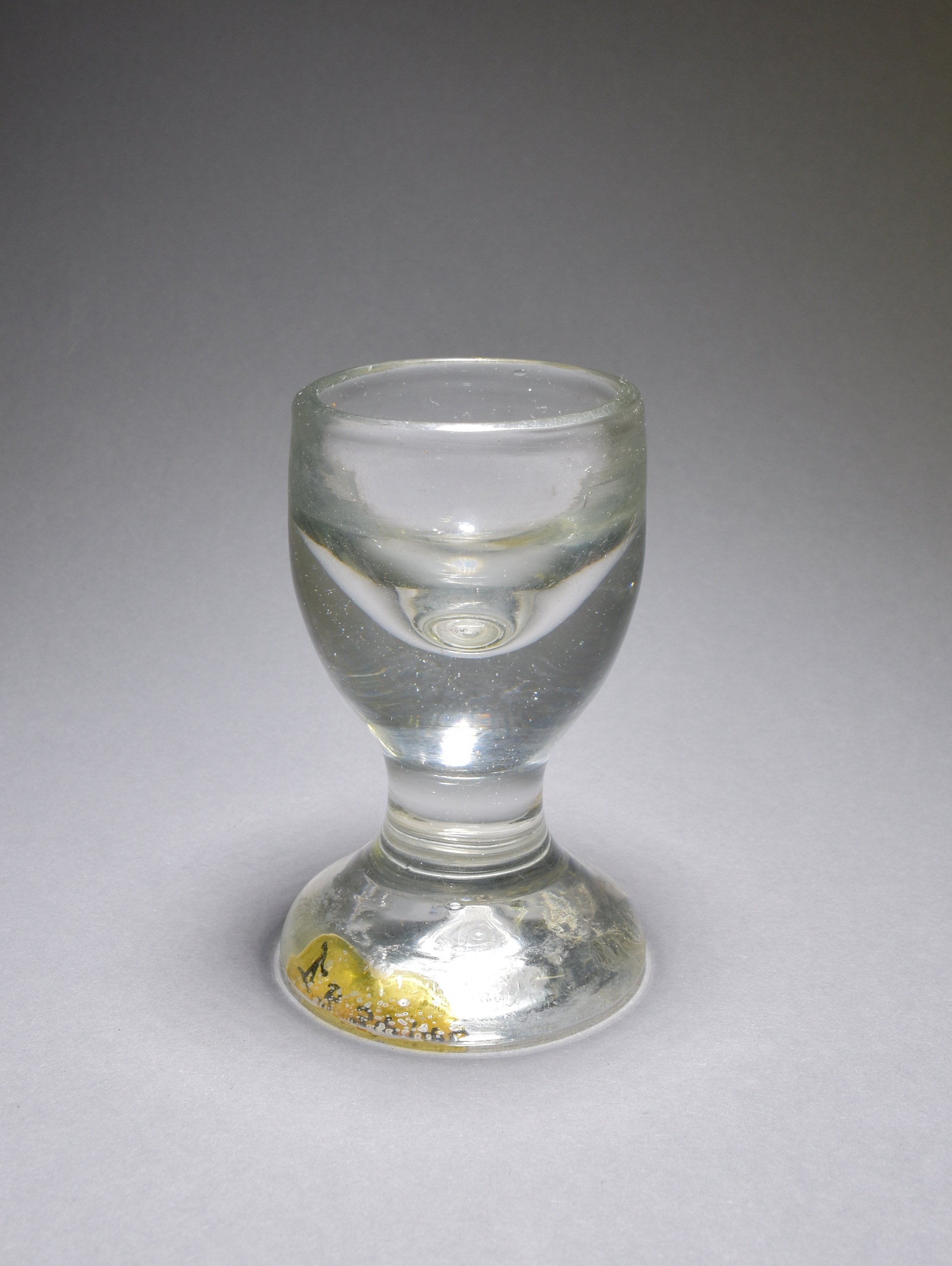 Schnapsglas mit schwerem Fuß (Heimatmuseum Dahme/Mark CC BY-NC-SA)