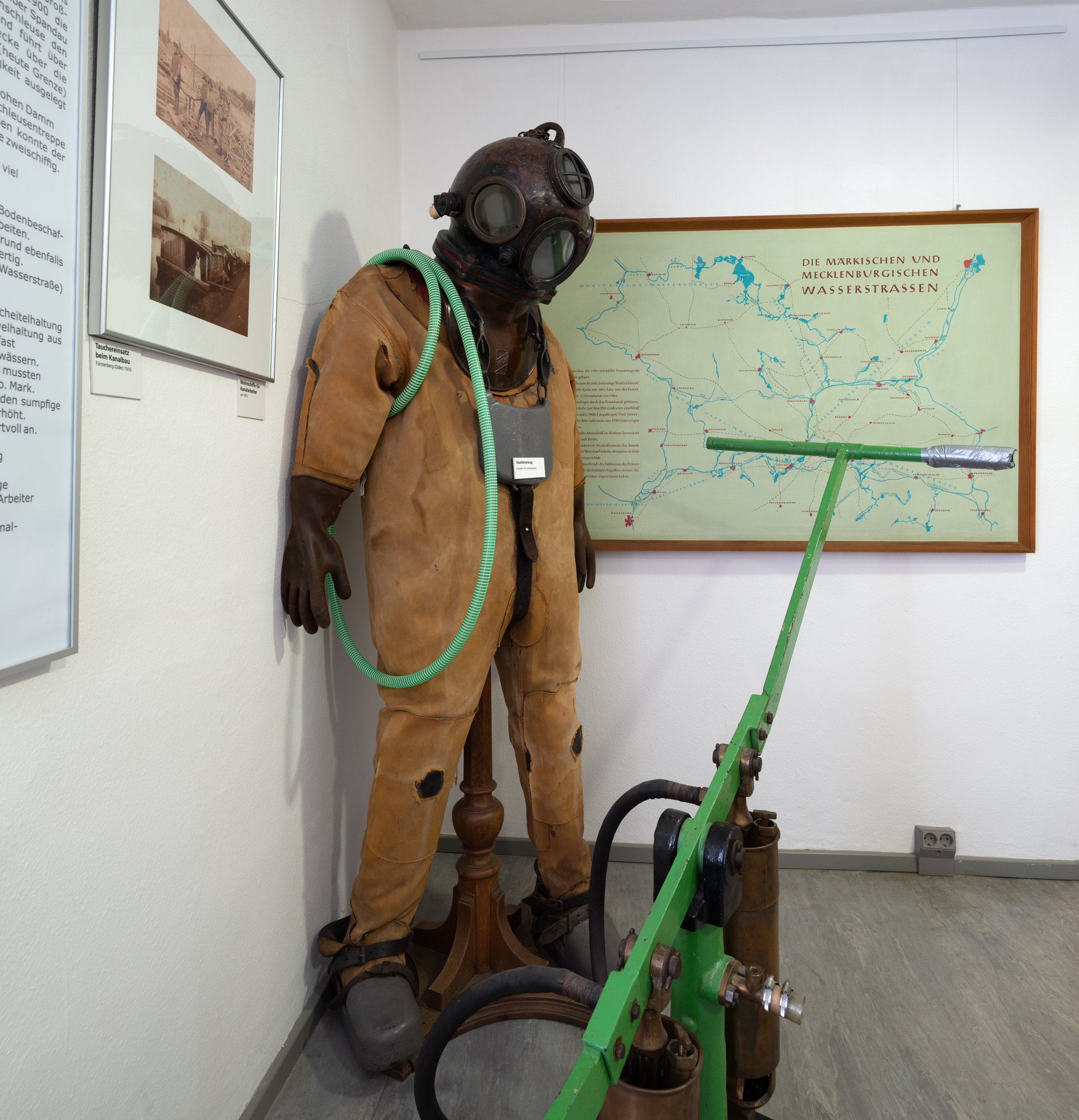 Taucheranzug mit Helm (Binnenschifffahrts-Museum Oderberg CC BY-NC-SA)