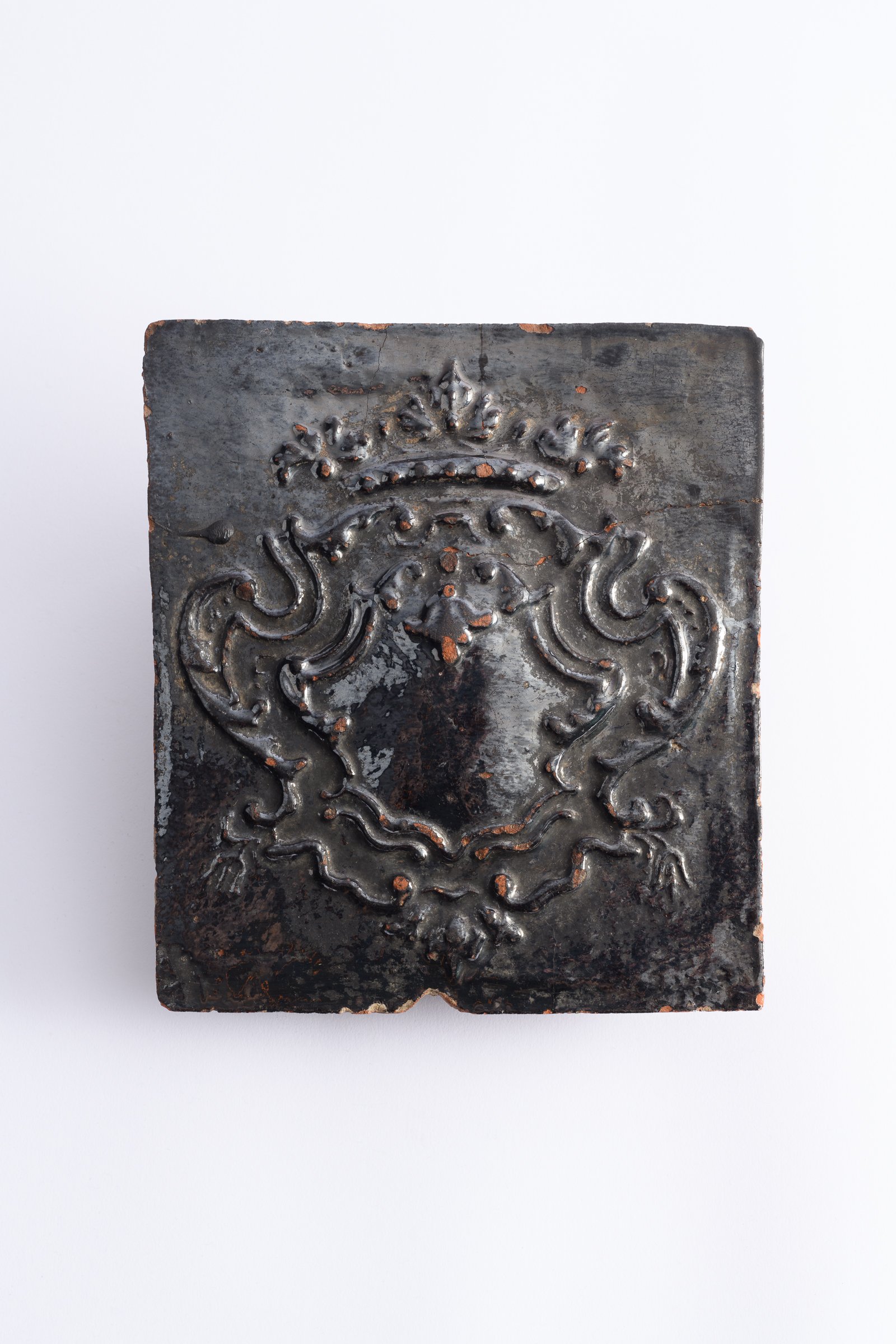 Ofenkachel schwarz mit Wappensymbol (Binnenschifffahrts-Museum Oderberg CC BY-NC-SA)
