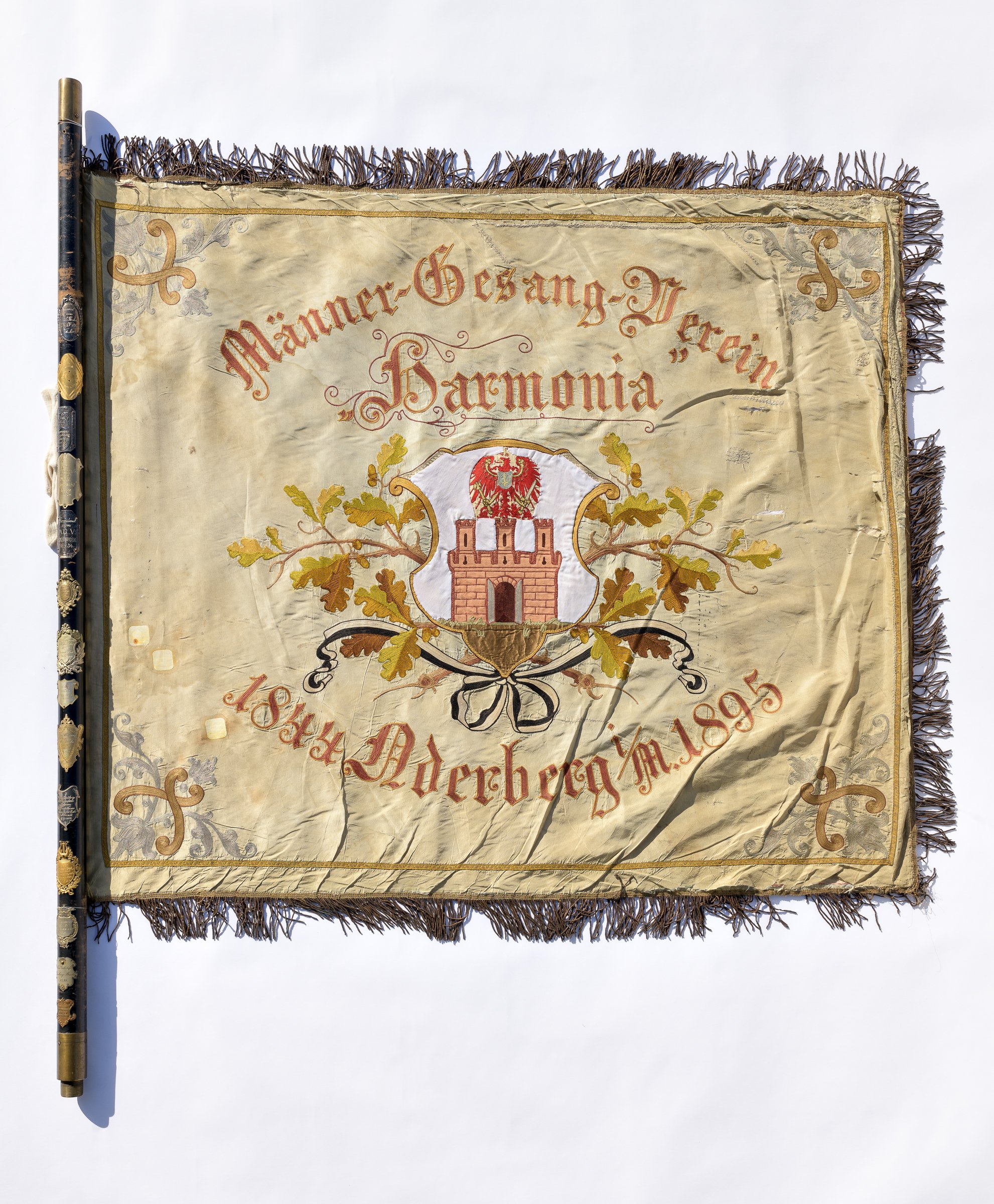 Fahne Männergesangsverein "Harmonia" mit Fahnenstange (Binnenschifffahrts-Museum Oderberg CC BY-NC-SA)