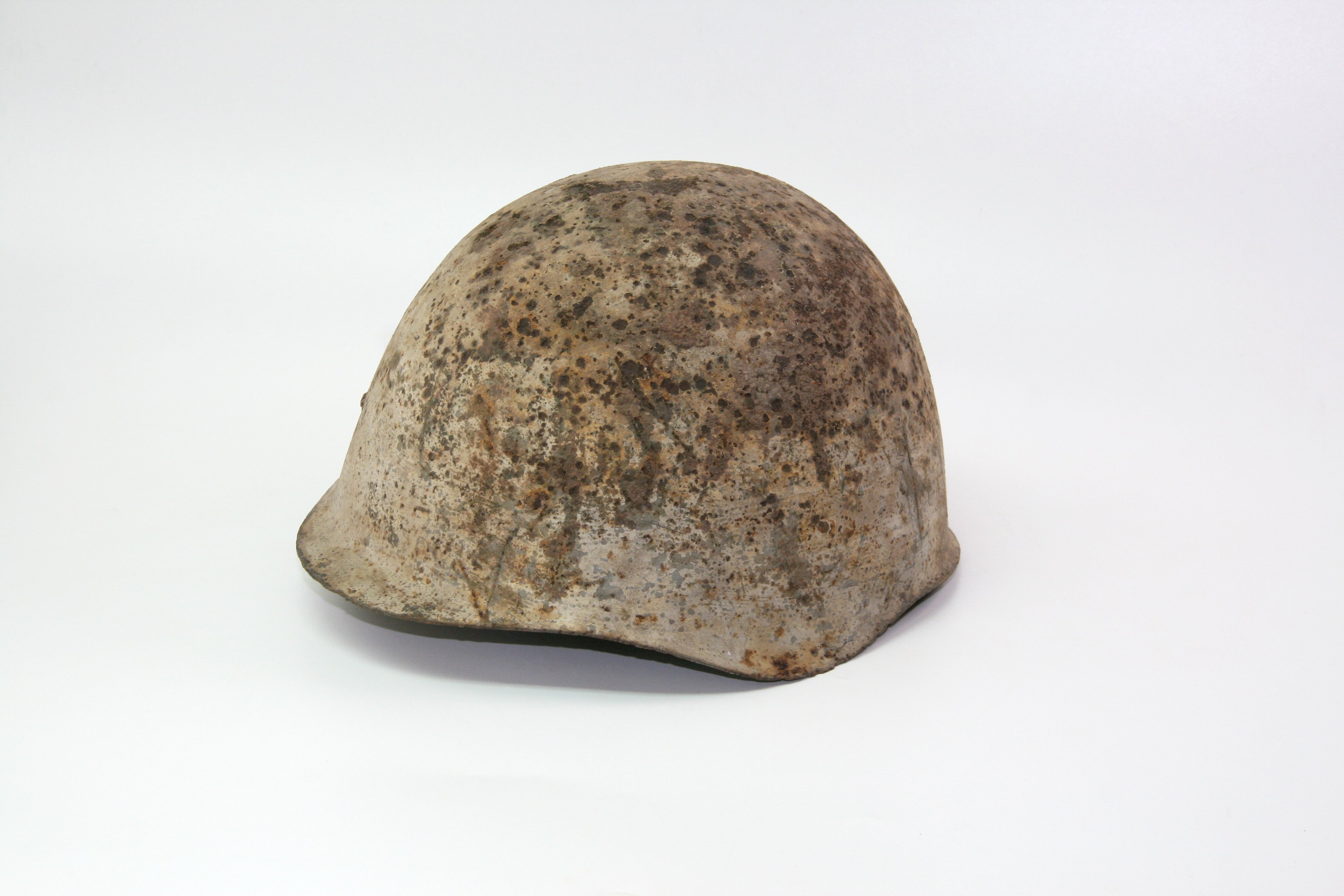 Rostiger und silberner Soldatenhelm aus Eisen (Binnenschifffahrts-Museum Oderberg CC BY-NC-SA)