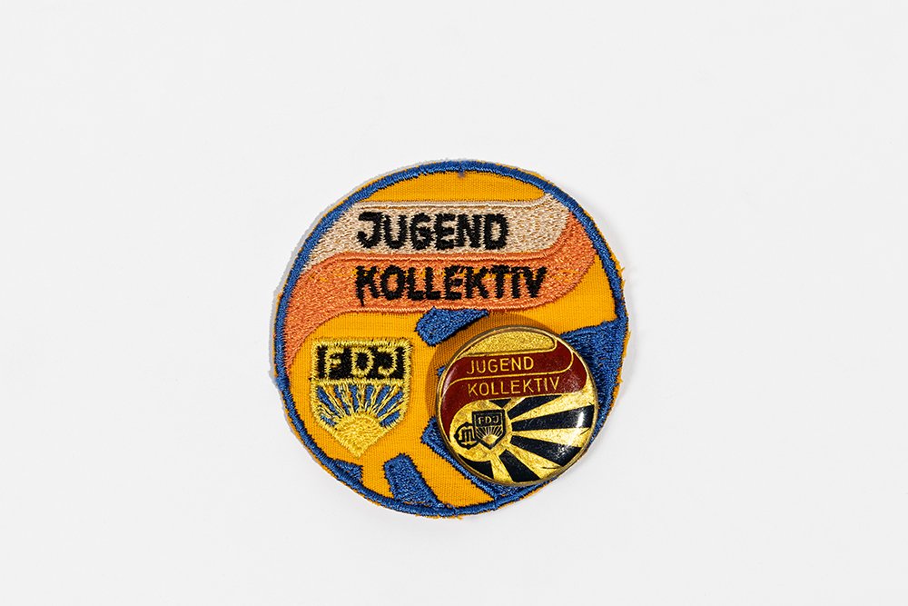 Stoffemblem mit Metallabzeichen PCK (Stadtmuseum Schwedt CC BY-NC-SA)