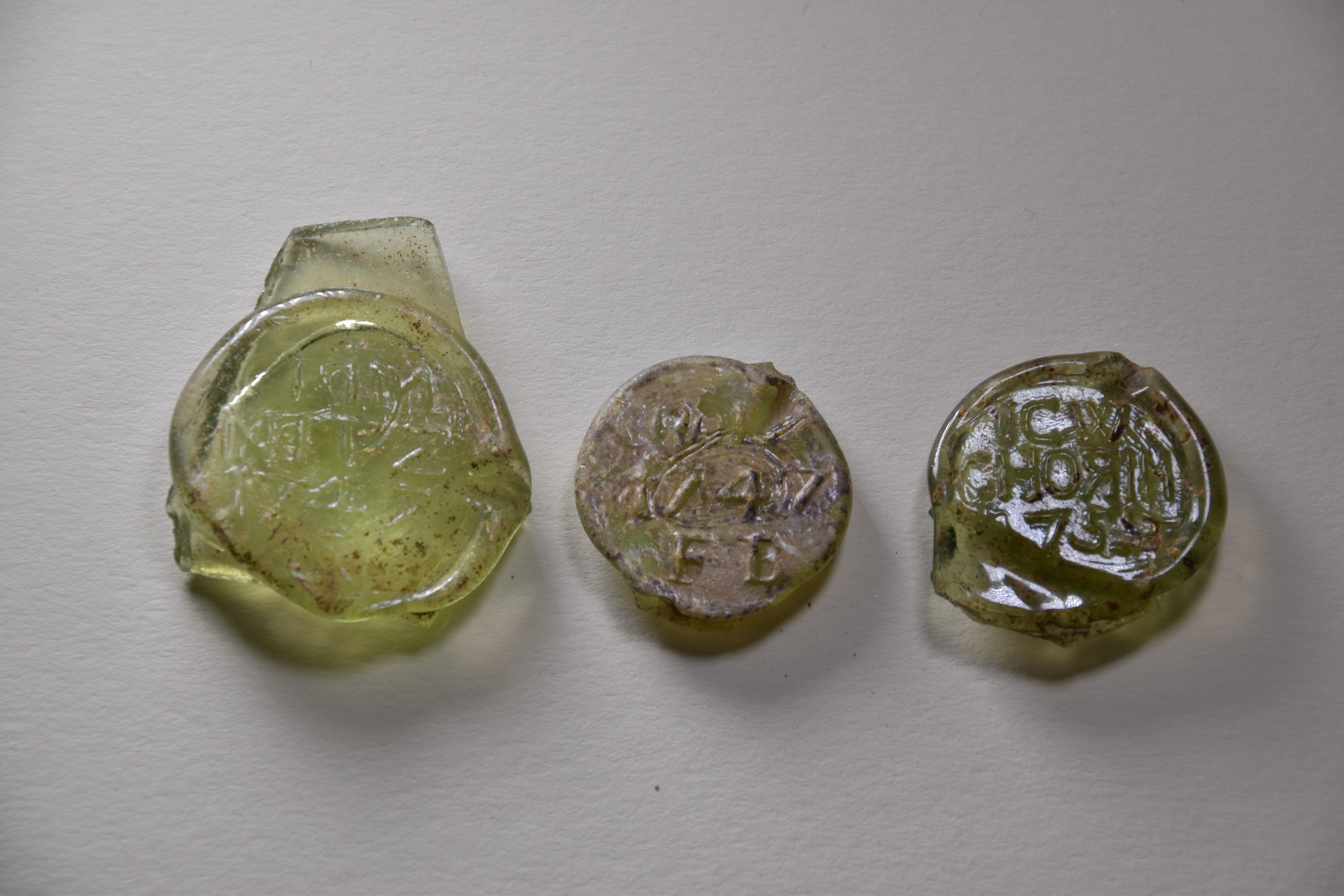 Drei Glasmarken aus Grimnitz und Chorin (Stadtmuseum Schwedt CC BY-NC-SA)