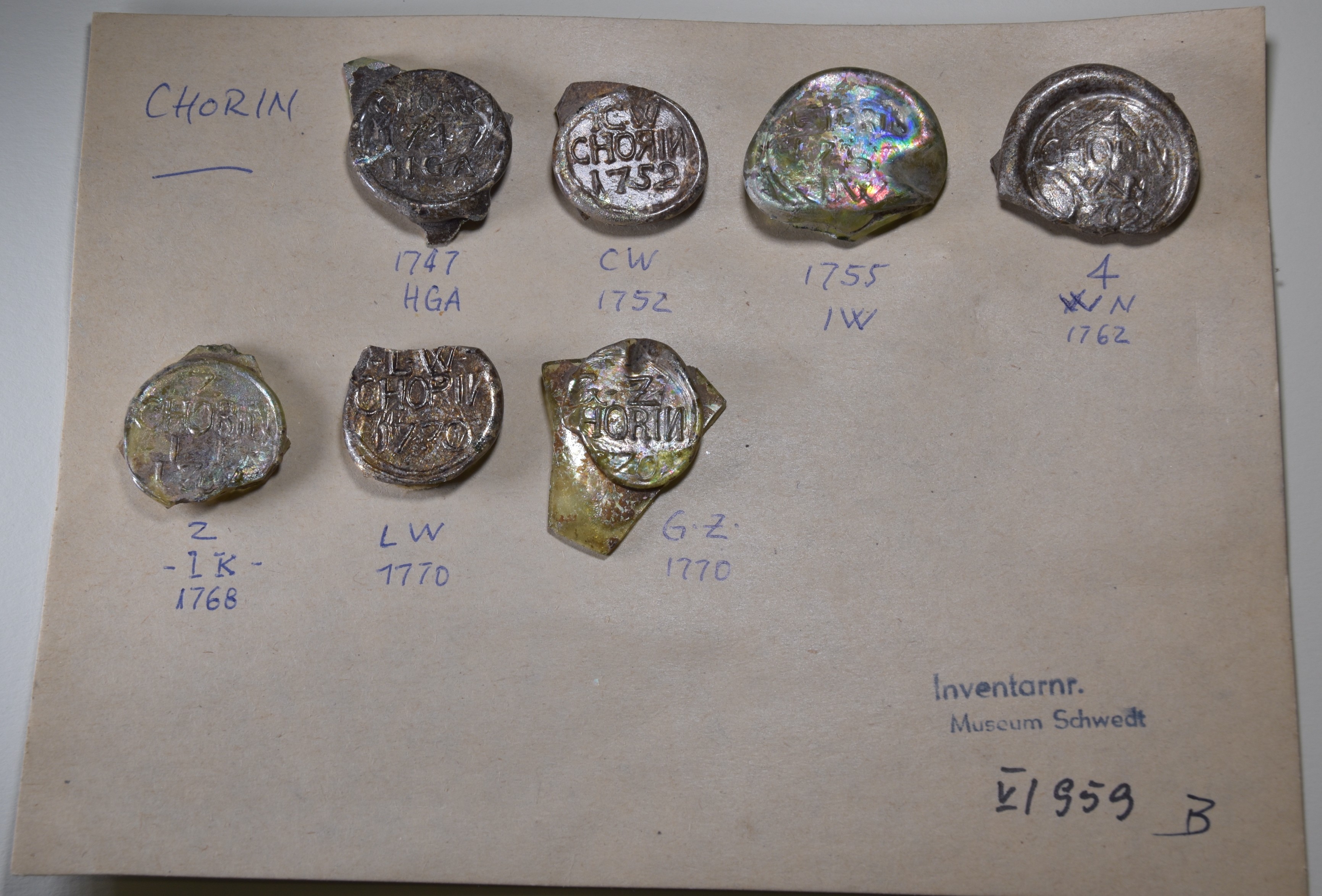 Sieben Glasmarken aus Chorin (Stadtmuseum Schwedt CC BY-NC-SA)