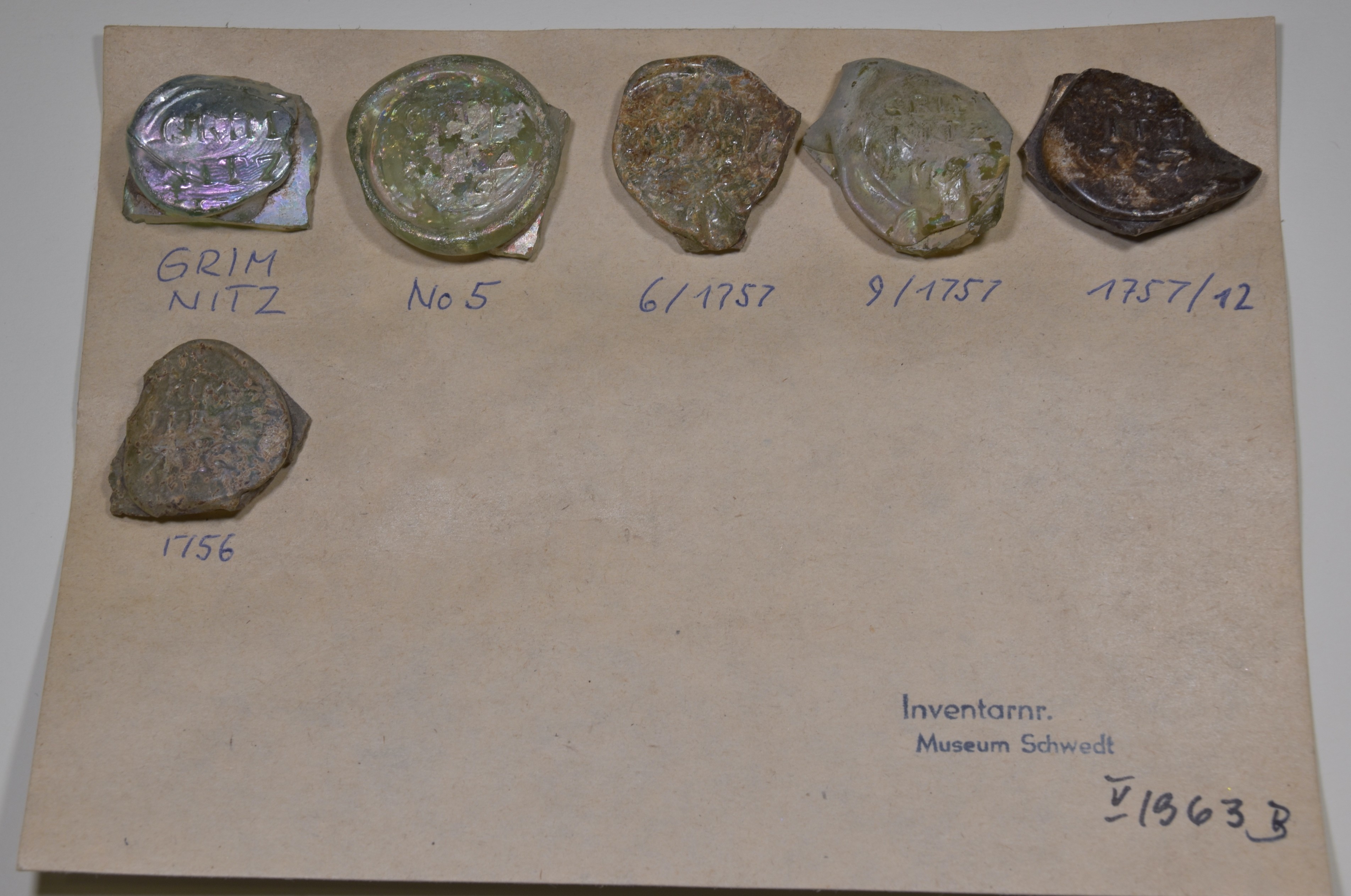 Sechs Glasmarken aus Grimnitz (Stadtmuseum Schwedt CC BY-NC-SA)