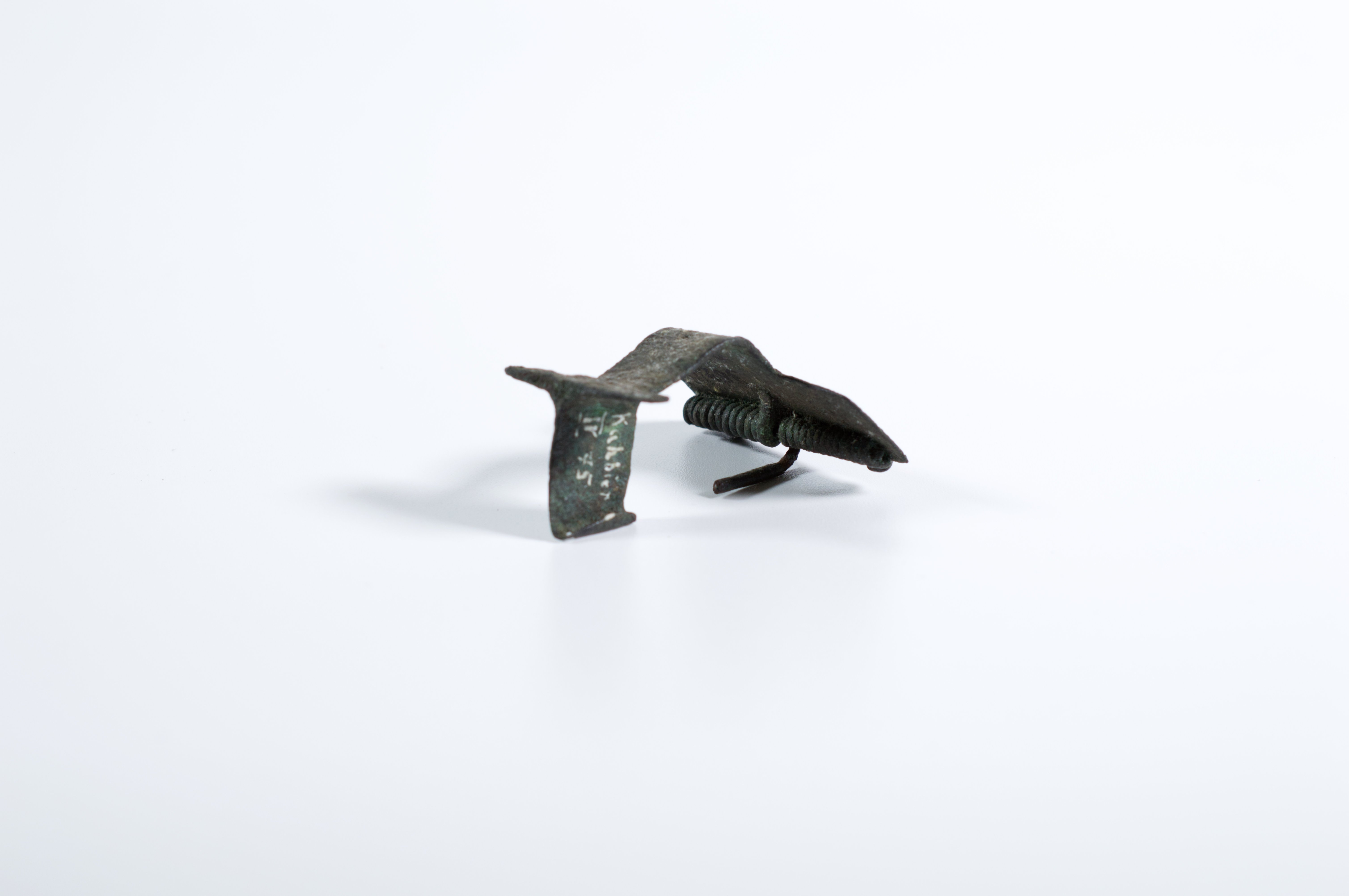Bronzefibel mit Kopfplatte (Museumsfabrik Pritzwalk CC BY-SA)