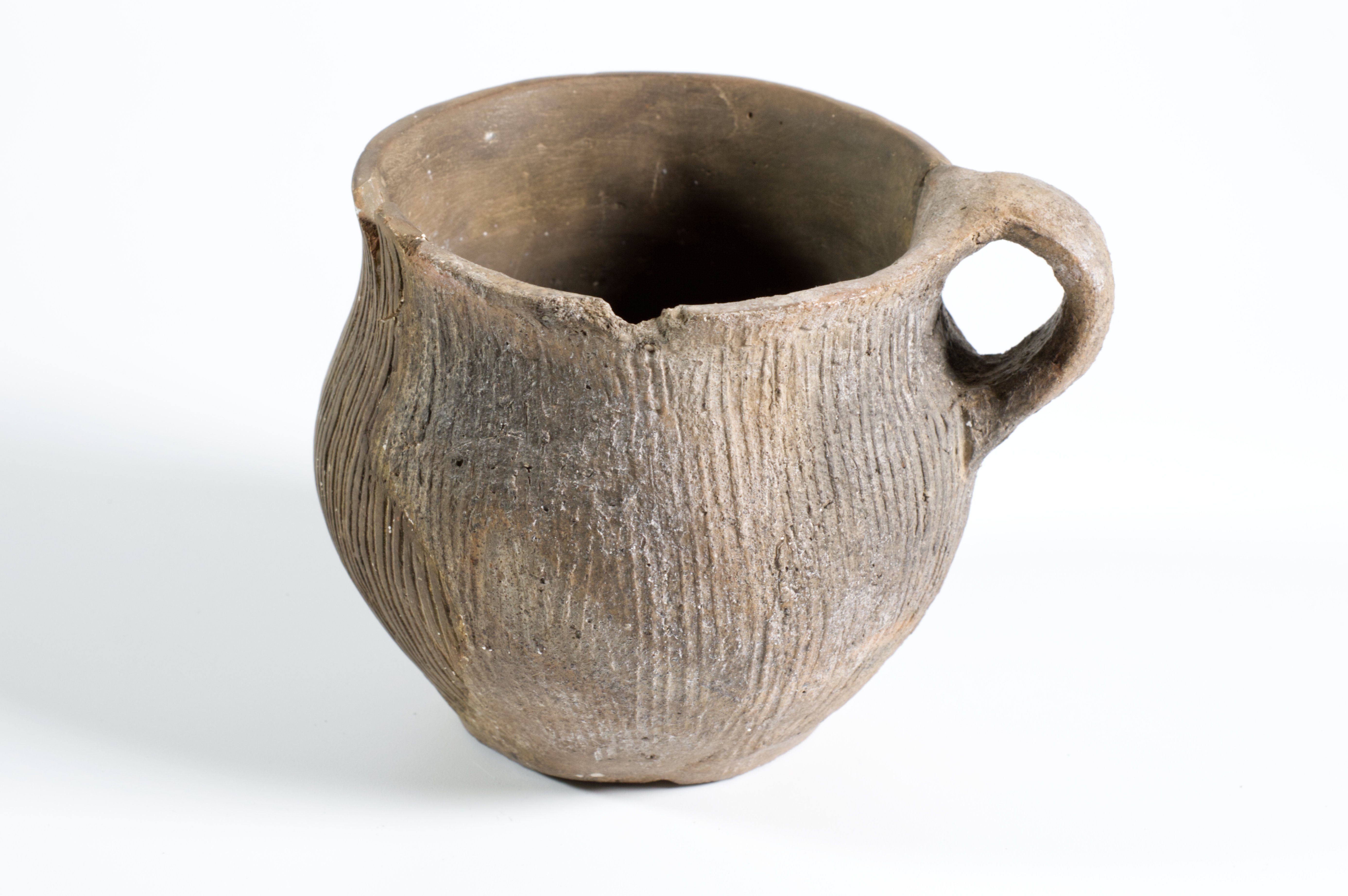 Bronzezeitl. Tasse aus braunem Ton (Museumsfabrik Pritzwalk CC BY-SA)